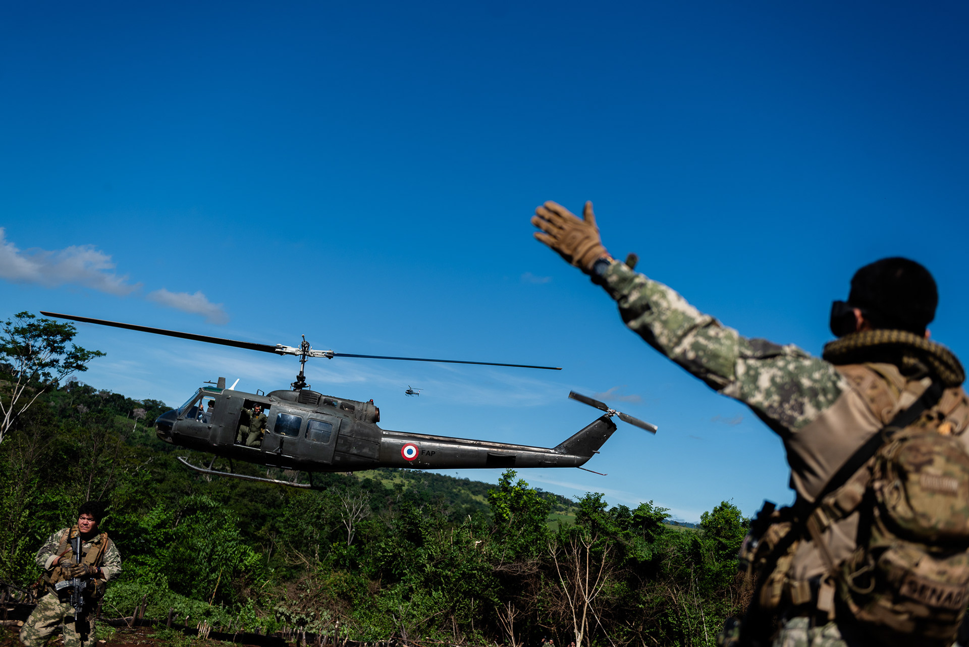 Llega en el claro: miembros de las fuerzas especiales paraguayas en el operativo.