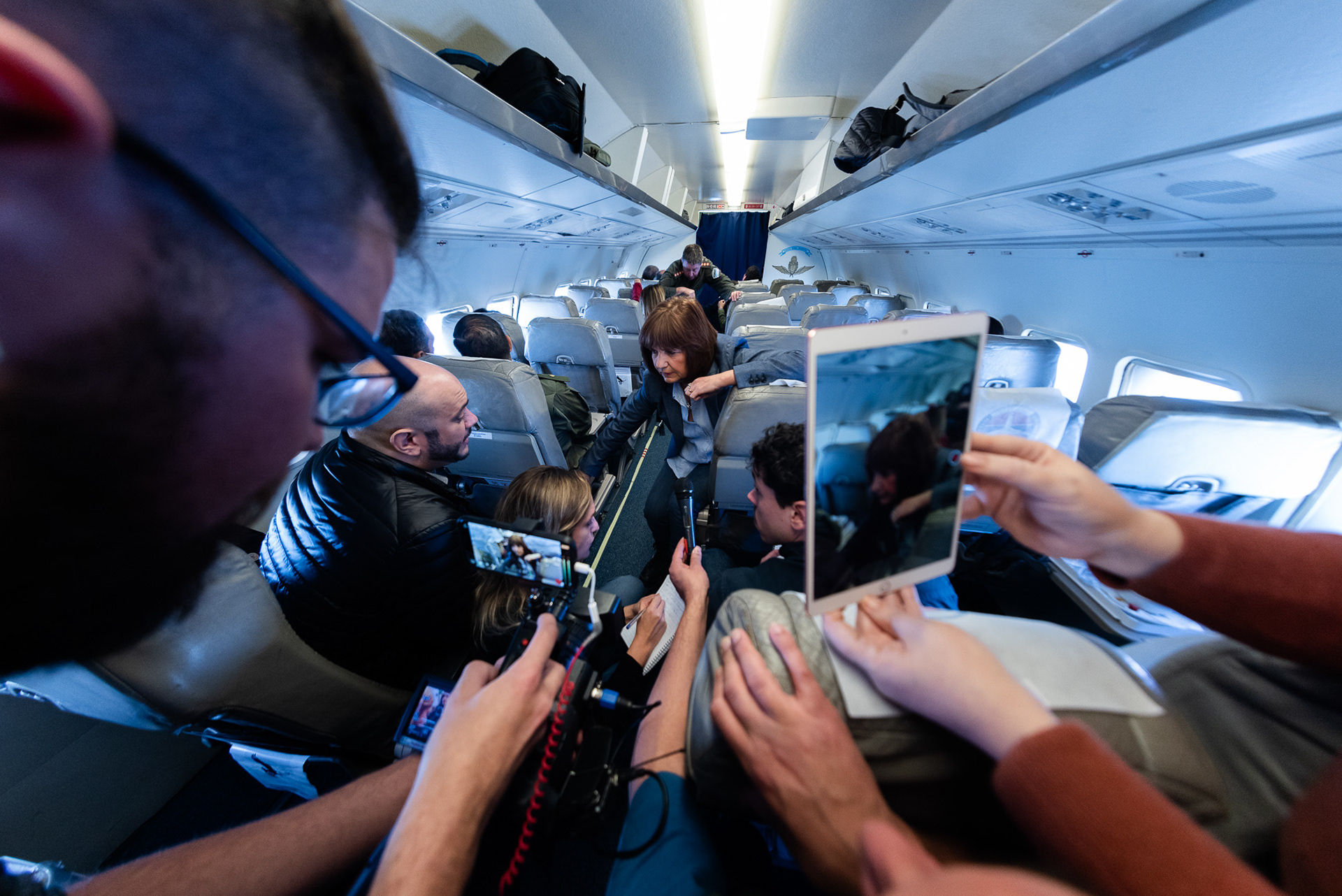 Bullrich hablando con la prensa en el viaje de ida, vuelo de fuerza aérea.