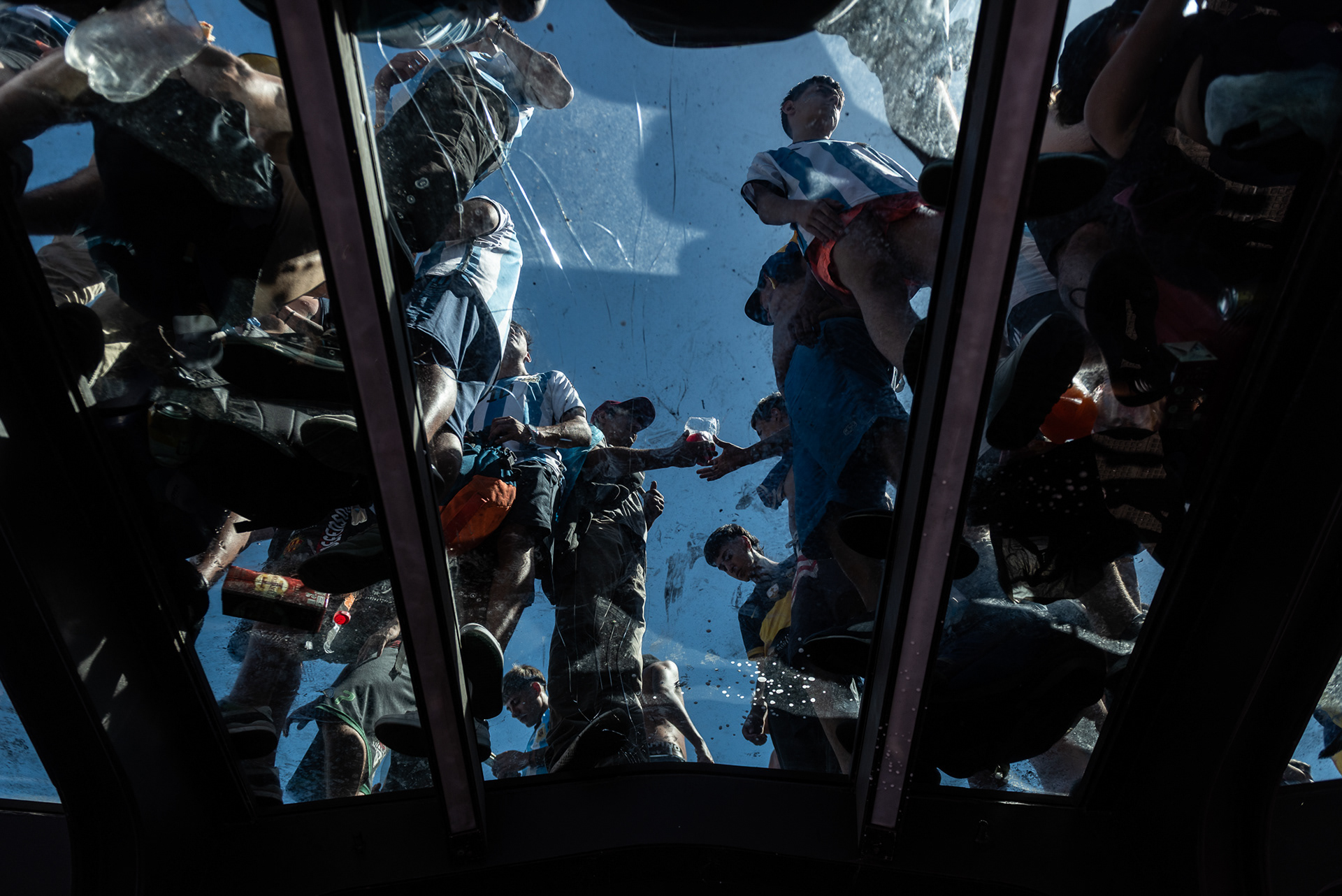 En lo alto del Metrobus, la fiesta alcanza su cumbre, hinchas en éxtasis comparten el trago popular, un corte de Fernet que pasa de mano en mano