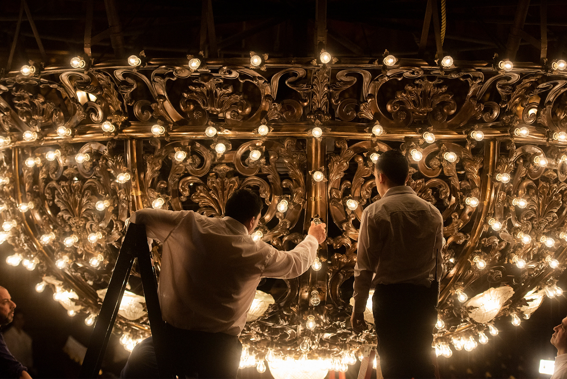 Técnicos revisan las luminarias de la araña principal del Teatro Colón