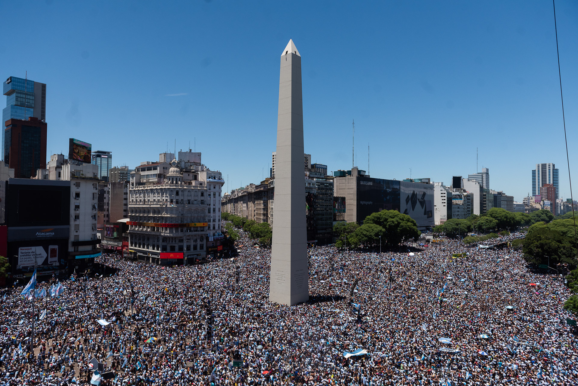 Millones de almas, compactas y vibrantes, formaron un cerco humano e infranqueable alrededor del Obelisco, el único templo de la celebración.
