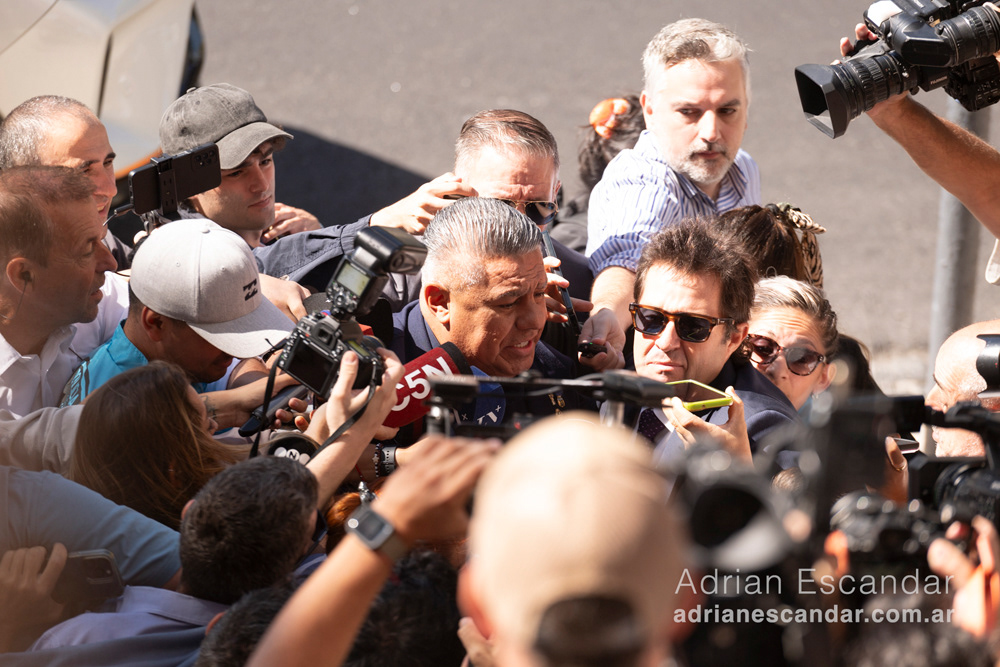Claudio Tapia llegando a los tribunales federales de Retiro en medio de un enjambre de periodistas. 