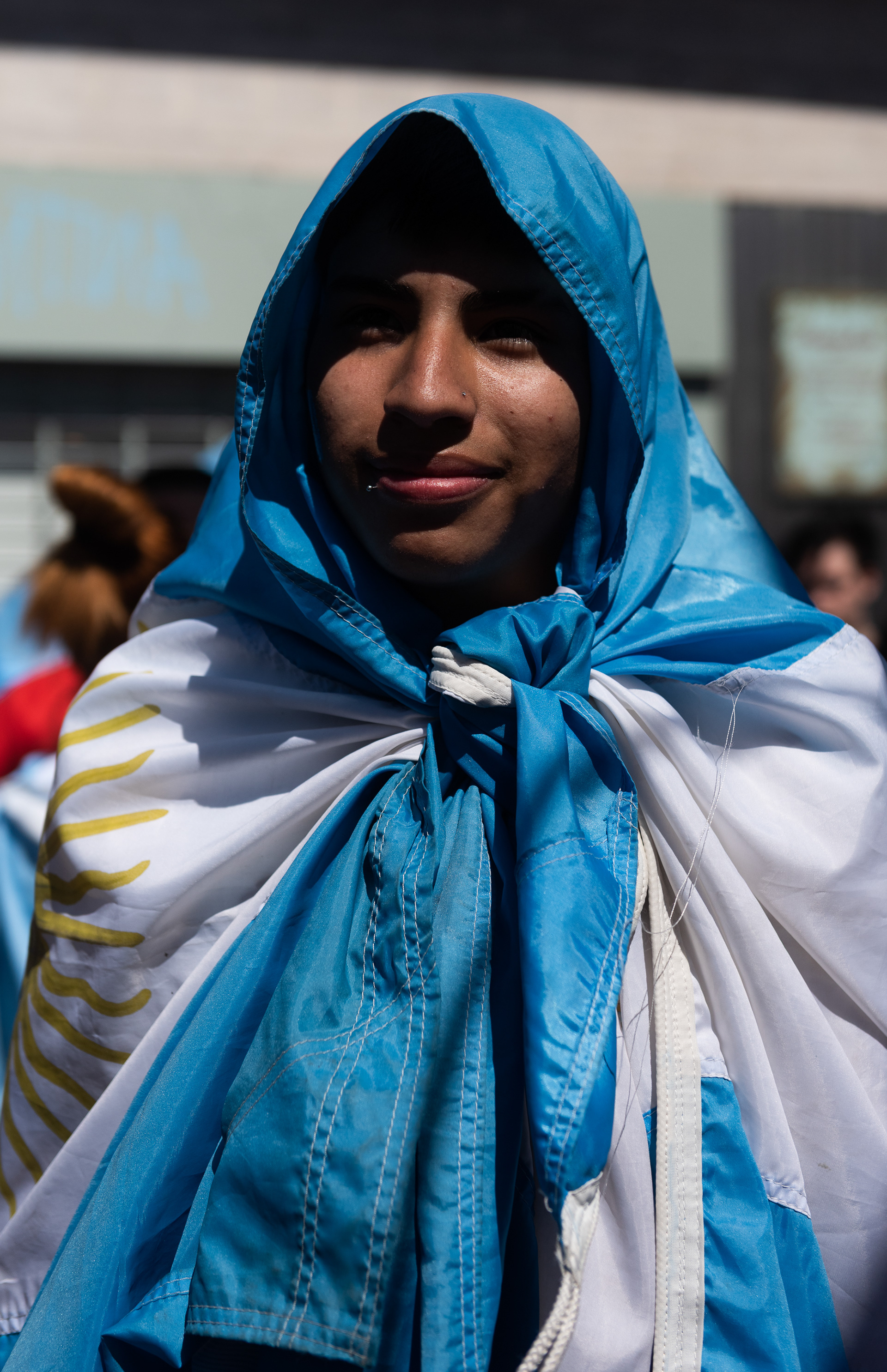 Un hincha, enfundado en el pabellón nacional, se convierte en un solo cuerpo con la bandera.