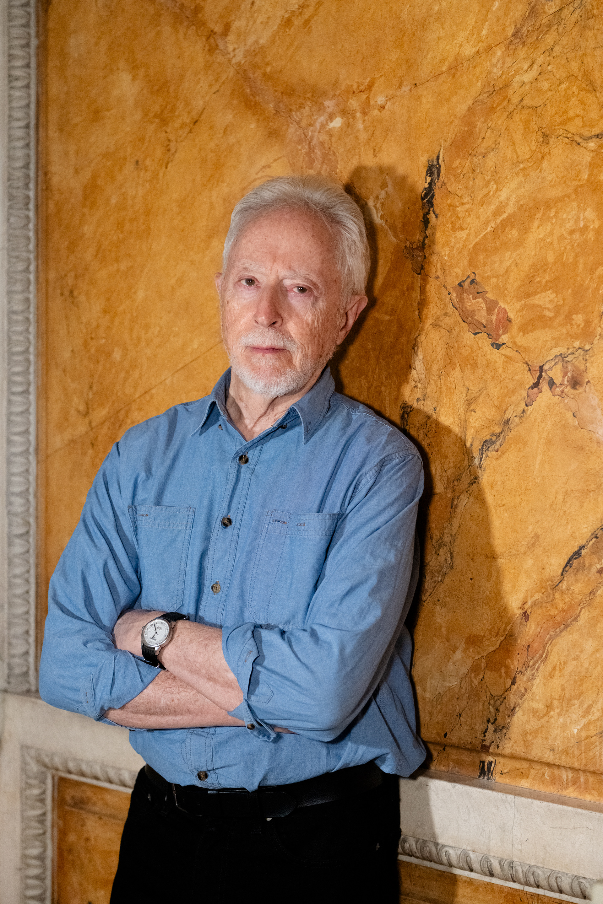 John Maxwell Coetzee es un escritor y novelista sudafricano nacionalizado australiano en 2006. Se le otorgó el Premio Nobel de Literatura en 2003 por «la brillantez a la hora de analizar la sociedad sudafricana»