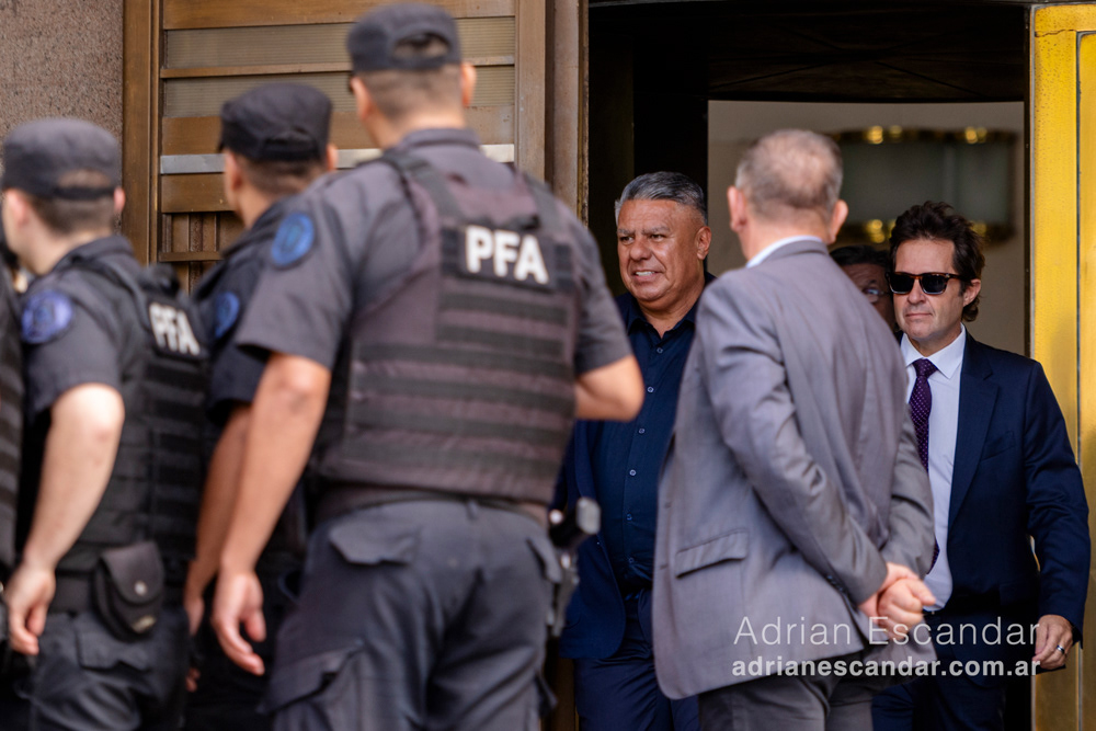 Claudio Tapia abandonando los tribunales federales de Retiro. En este tipo de notas, por lo general, el objetivo se encuentra resguardado o rodeado por una muchedumbre, lo que complica significativamente mantener el seguimiento del foco y, sobre todo, obtener un encuadre despejado del sujeto.