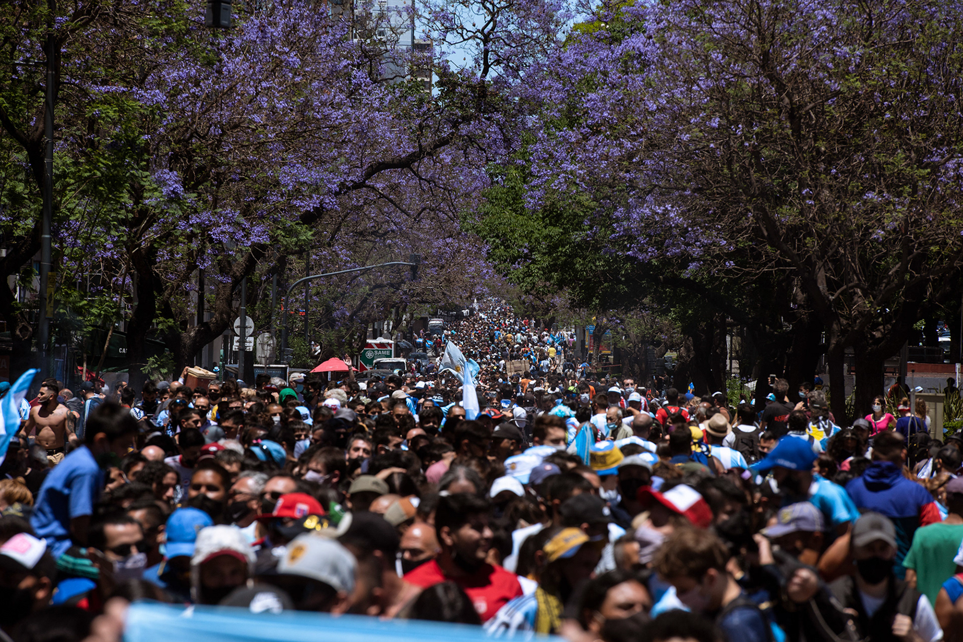 Miles de personas peregrinan a la Casa Rosada para despedir a Diego Maradona durante su velorio.
