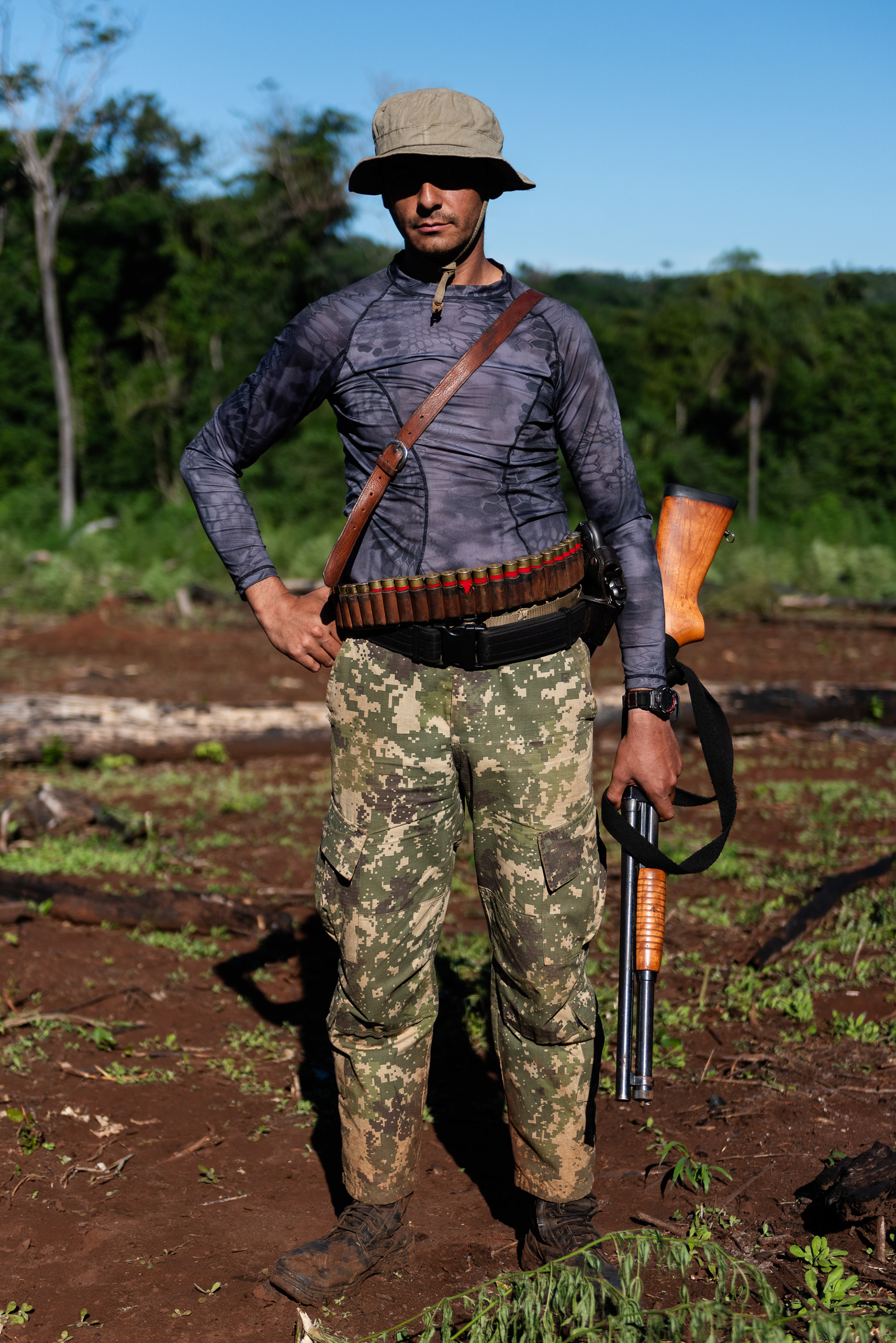 Hombres del SENAD, la agencia antidrogas de Paraguay y de las fuerzas especiales en el territorio. Talan la marihuana a machetazos. Luego se incinera.