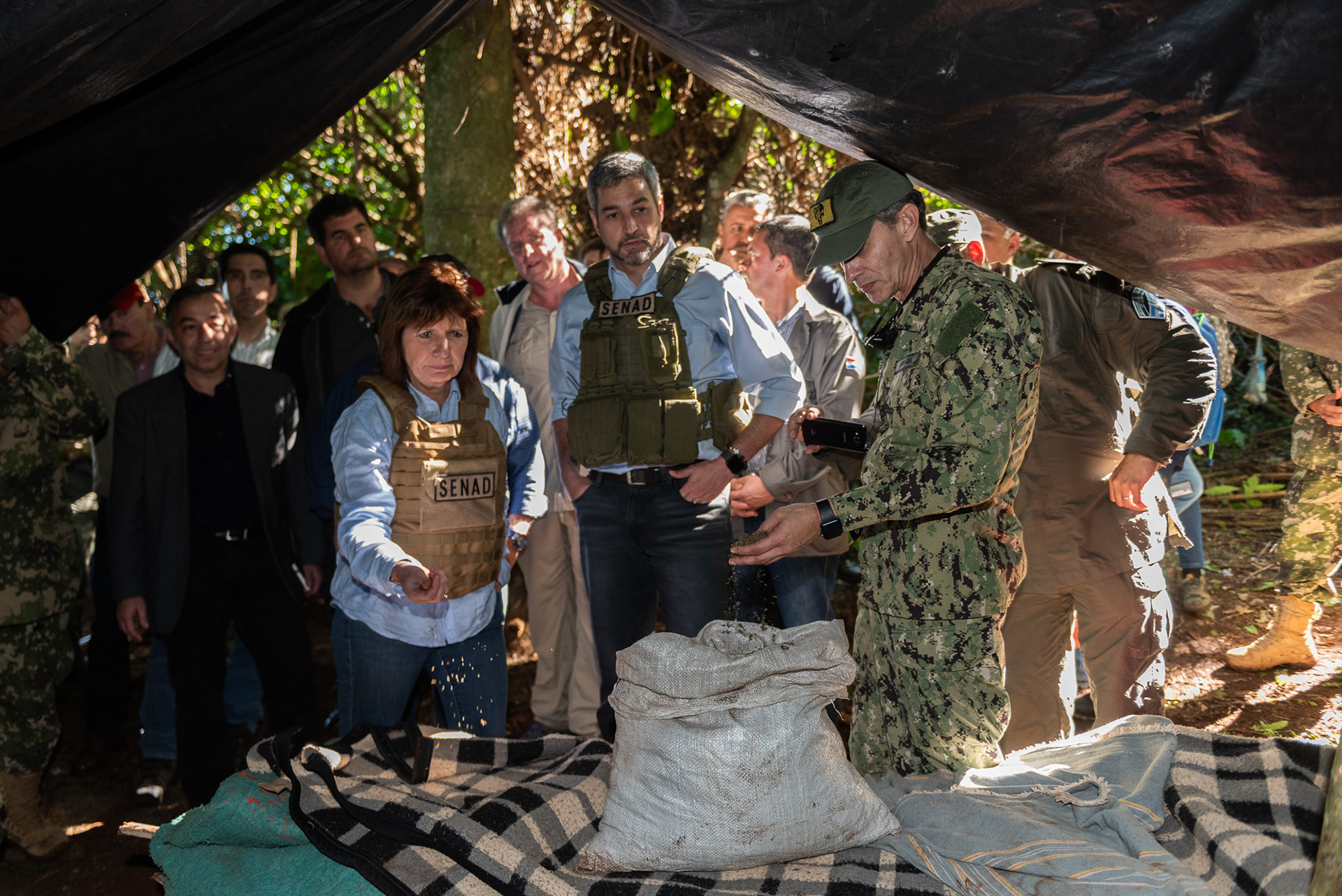 Bullrich y Abdo Jimenez en el campamento de los cosecheros. Arriesgan hasta 25 años de cárcel si los detienen.