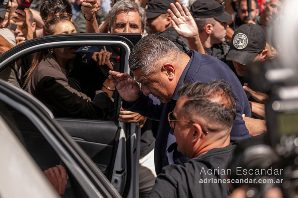 Claudio Tapia abordando su vehículo tras sortear a una multitud de cronistas, reporteros gráficos y equipos de televisión.