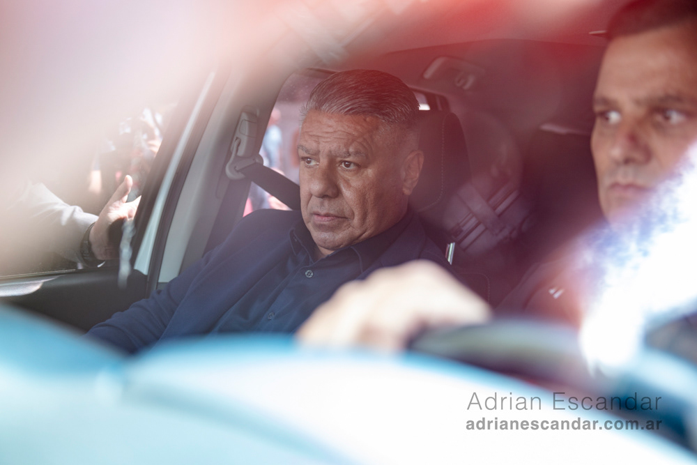 Claudio Tapia desde el interior de su coche. Fotografía realizada con la técnica "foto de vidrio". Utilicé mi mano izquierda como visera sobre el lente para bloquear la incidencia de luz en el cristal, logrando así exponer al sujeto dentro del auto.