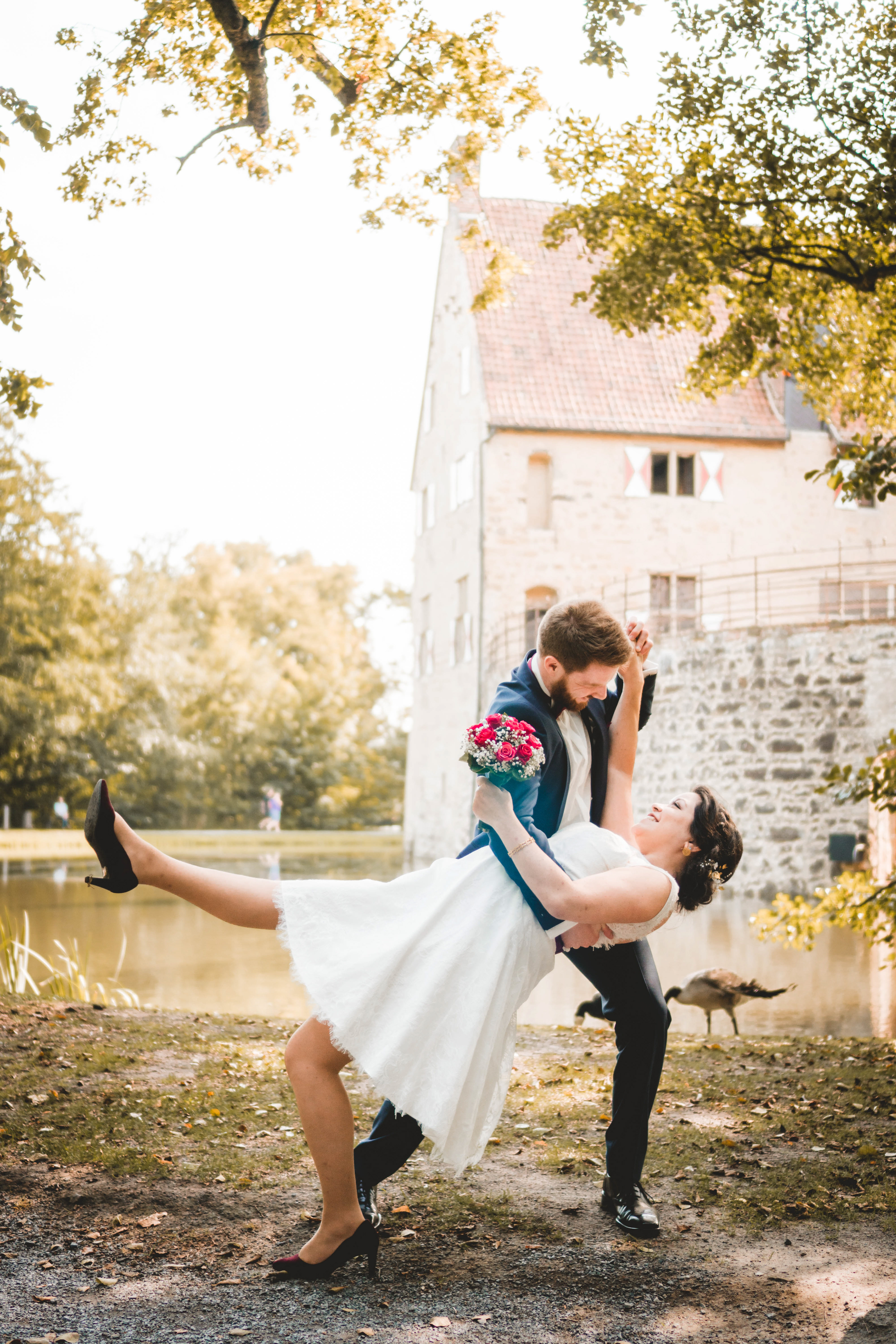 Glückliches Brautpaar beim Shooting der Hochzeitsbilder
