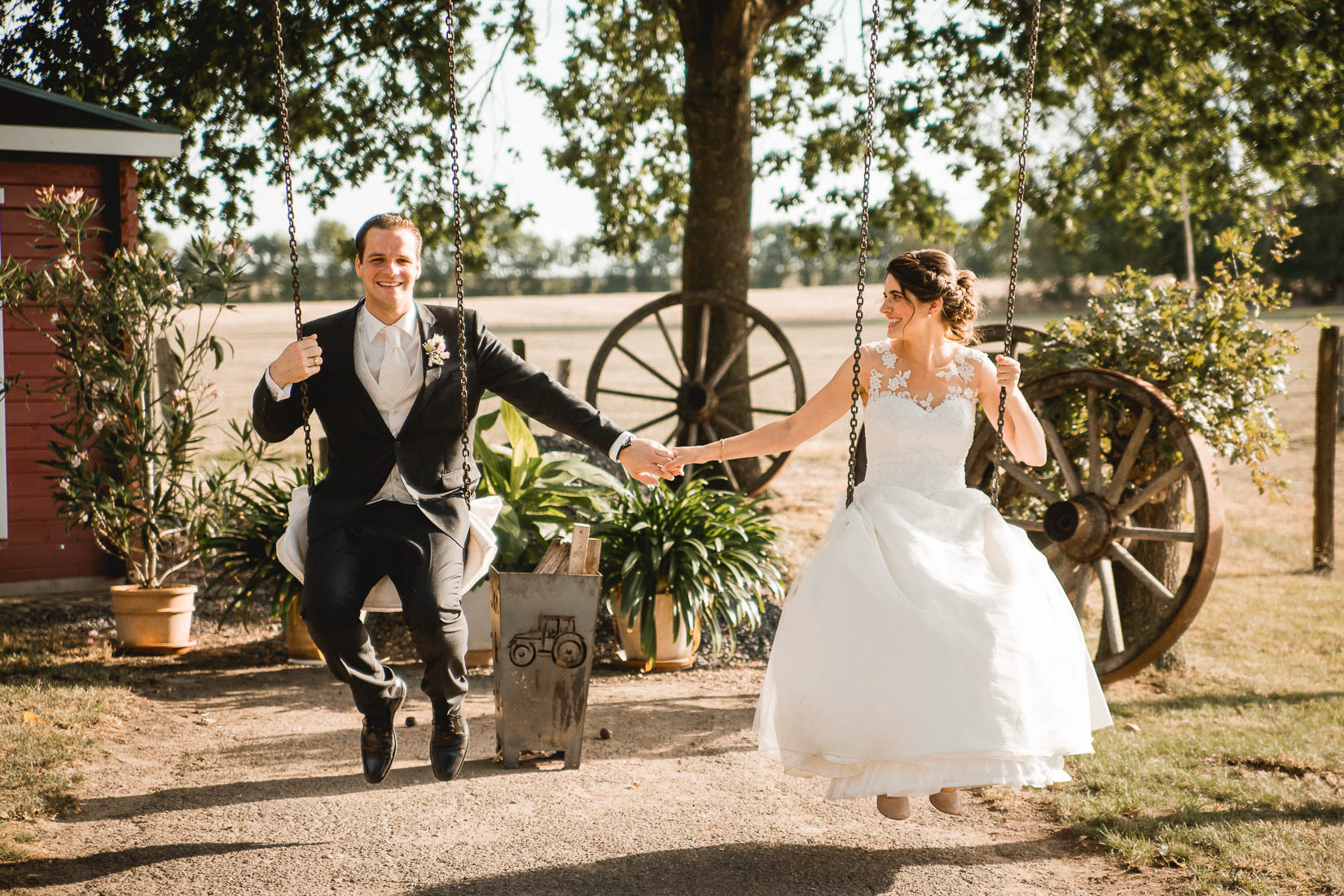 Hochzeit Natur, Brautpaar auf Schaukel, Bauernhof NRW, Hochzeitfoto, Hochzeitsbild, Hochzeitsfotograf