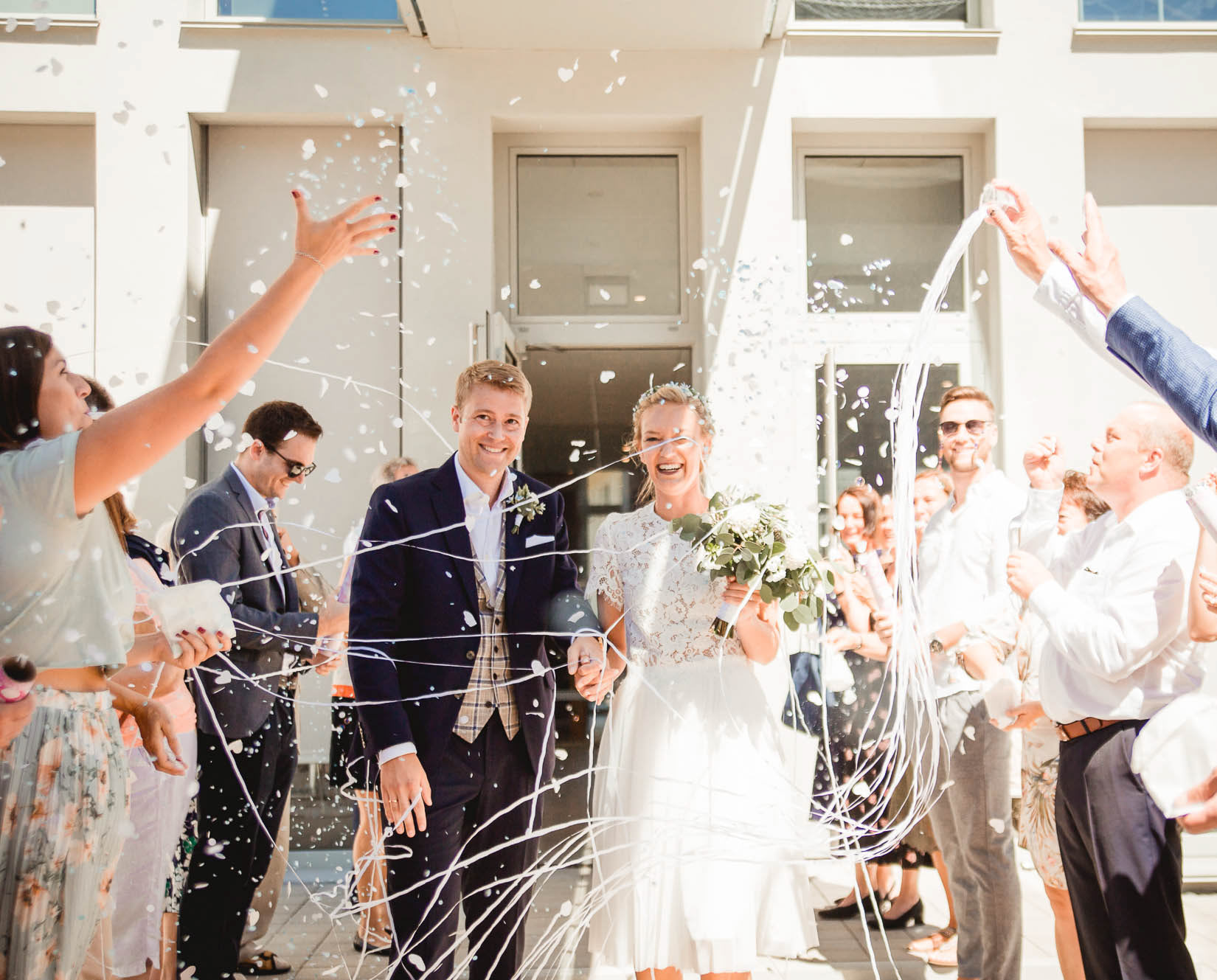 Empfang von Hochzeitspaar nach standesamtlicher Trauung