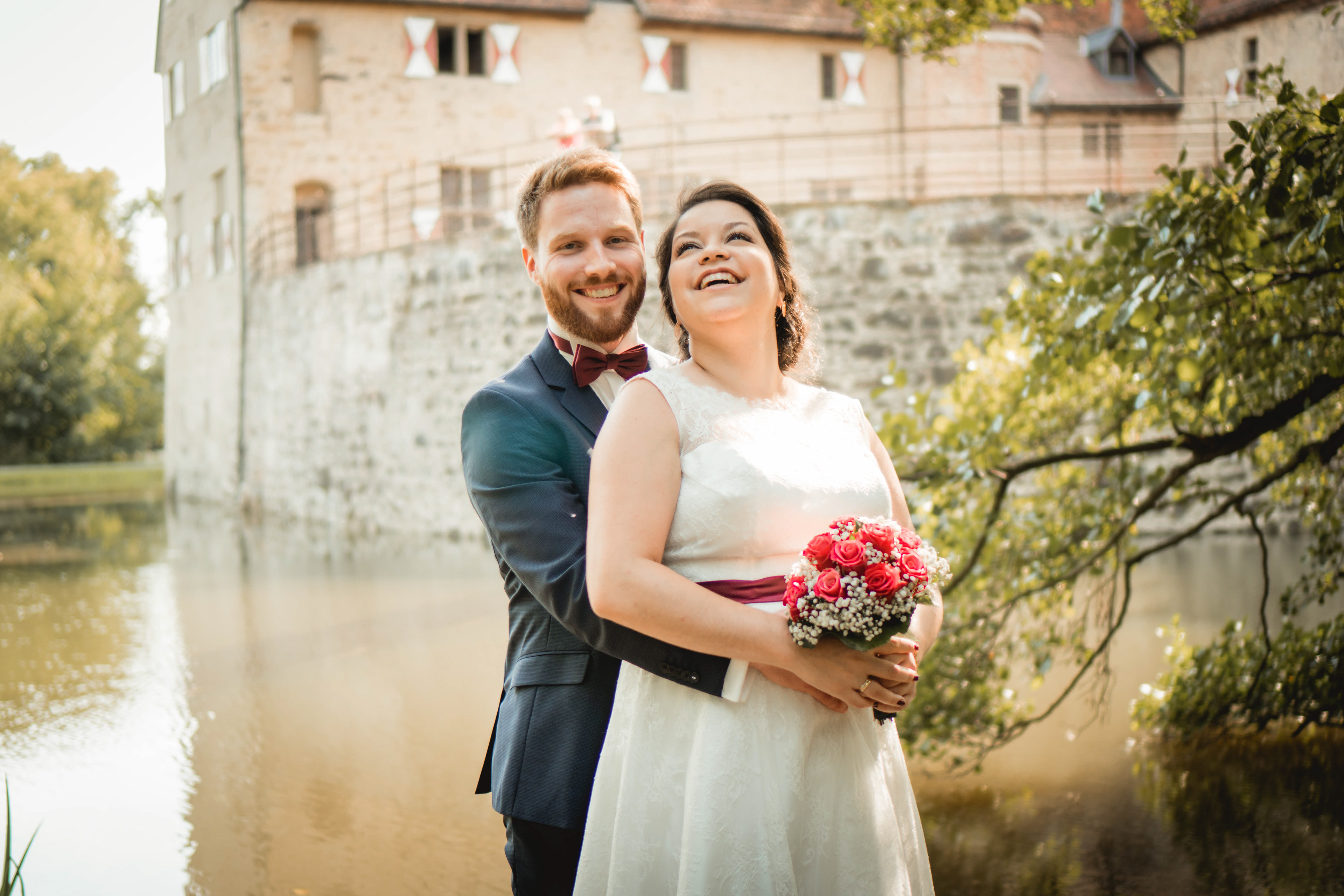 Natürliches Hochzeitsfoto von Brautpaar