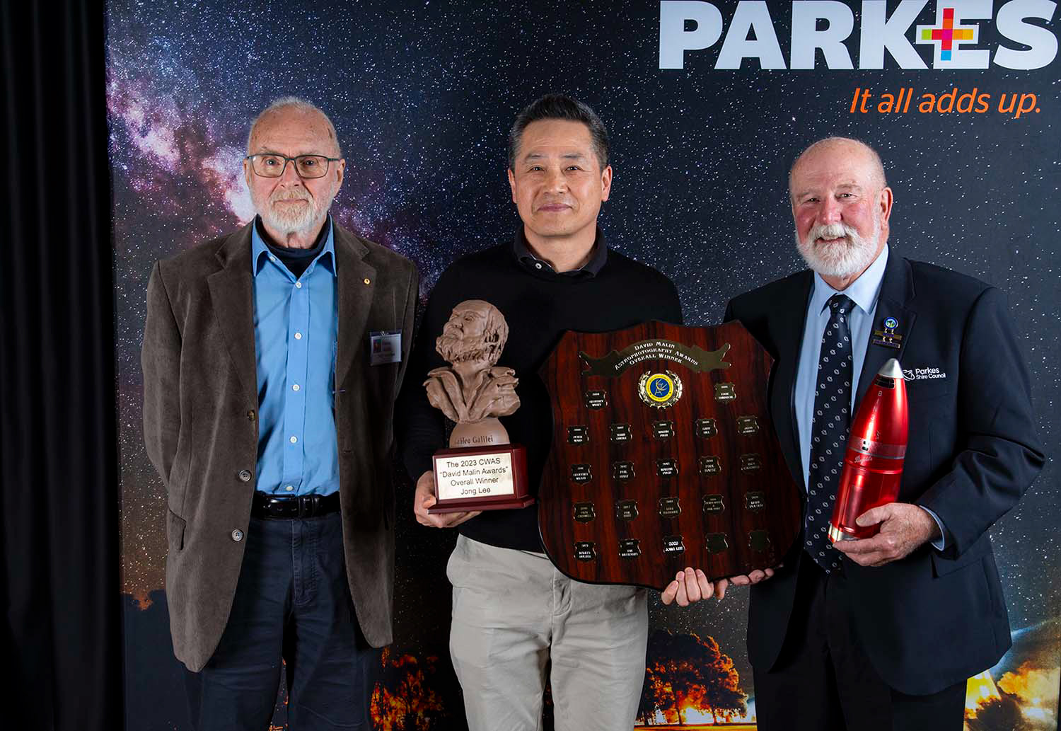 Overall Winner, Jong Lee, with Dr David Malin (L), and Parkes Mayor, Cr Ken Keith (R)