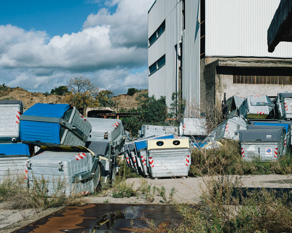 The city's only incinerator, operated by a German company between the 60s and 70s, abandoned following retaliation and threats by the gangs that managed the transport of waste to external collection centres.