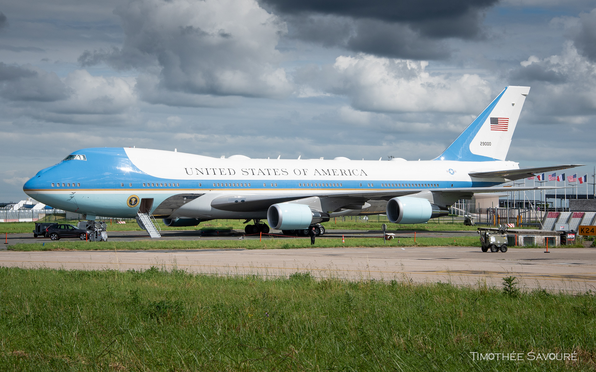 VC-25B stationned in Paris Orly during Joe Biden's visit