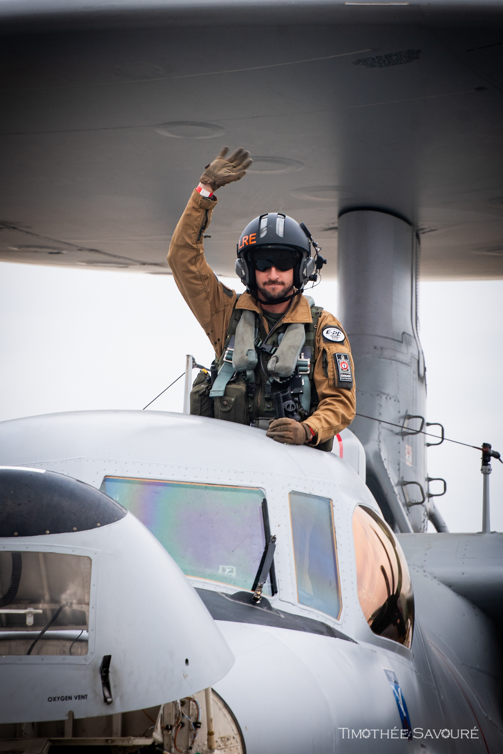 Wave to the public for the crew of this Hawkeye