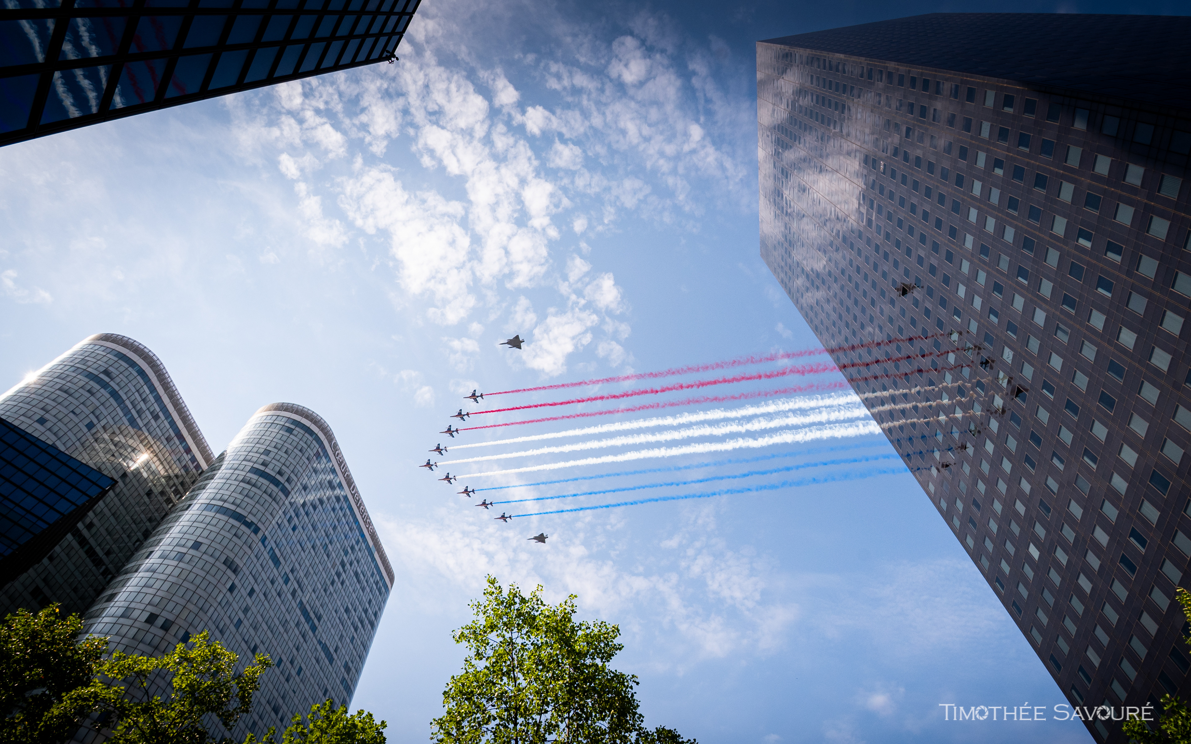 Patrouille de France escorted by a pair of Mirage 2000B with Ukrainian pilots onboard