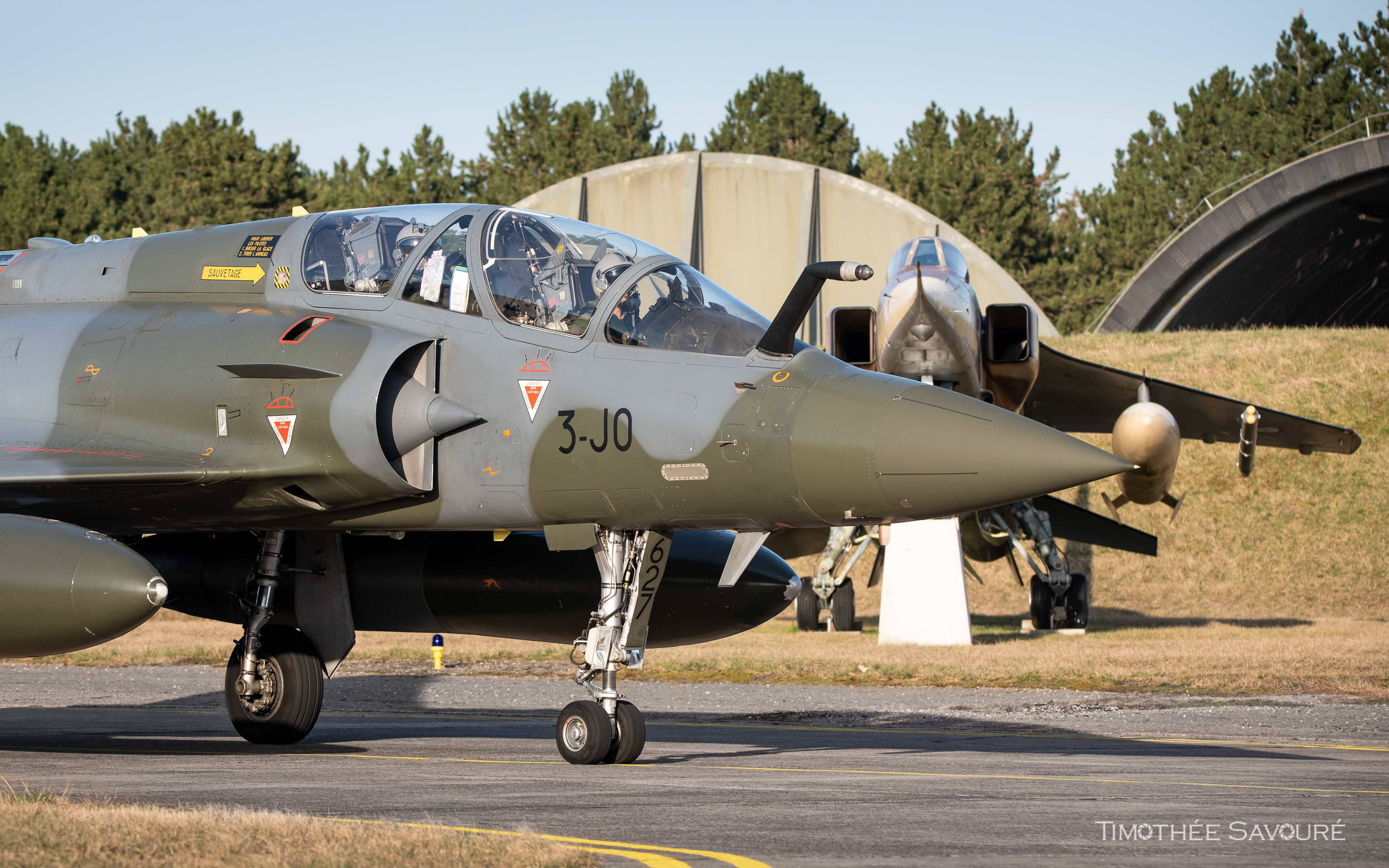 Mirage 2000D n°627 taxiing in front of a guarding Jaguar
