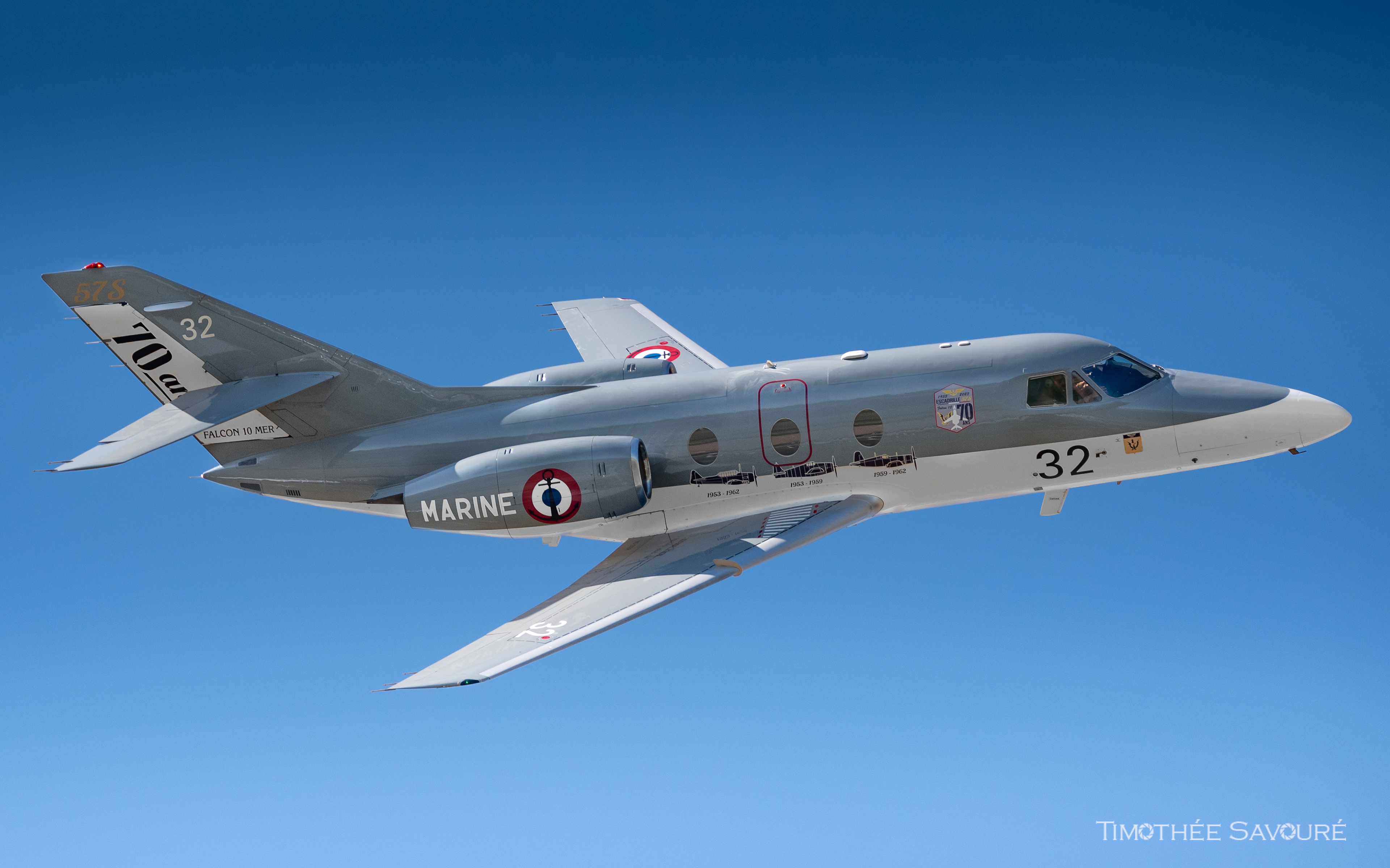 Nice demo by this rare Falcon 10 from the French Navy
