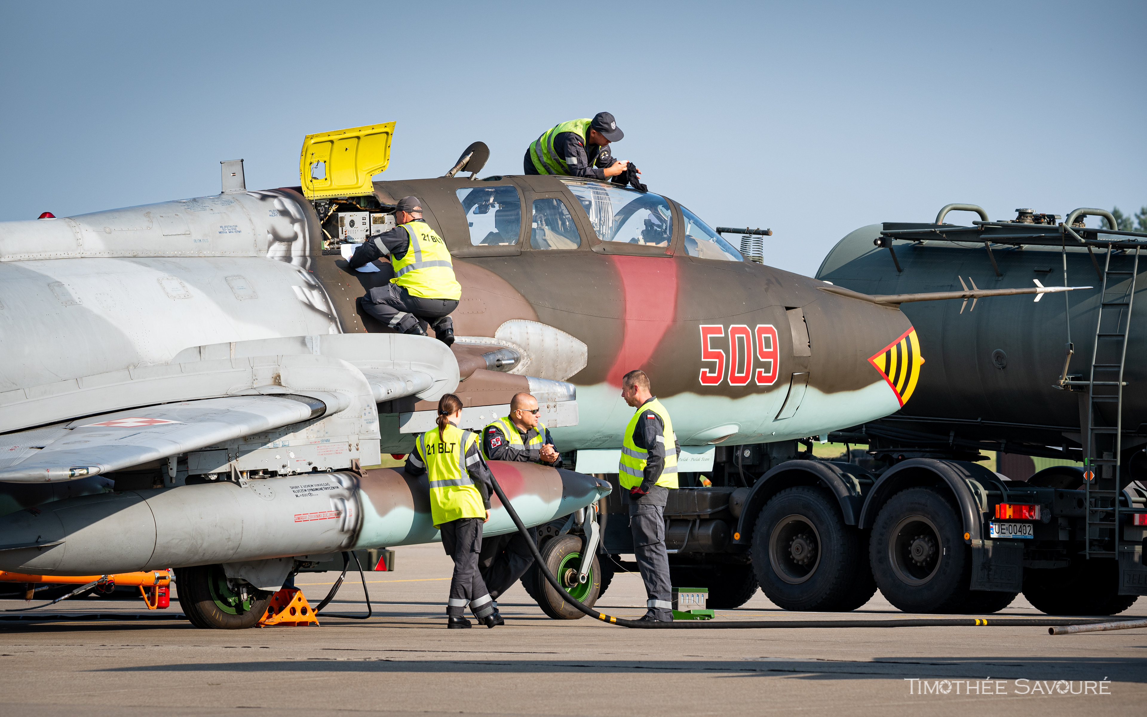 Ground crews taking good care of Su-22 n°509 before one of its last flights