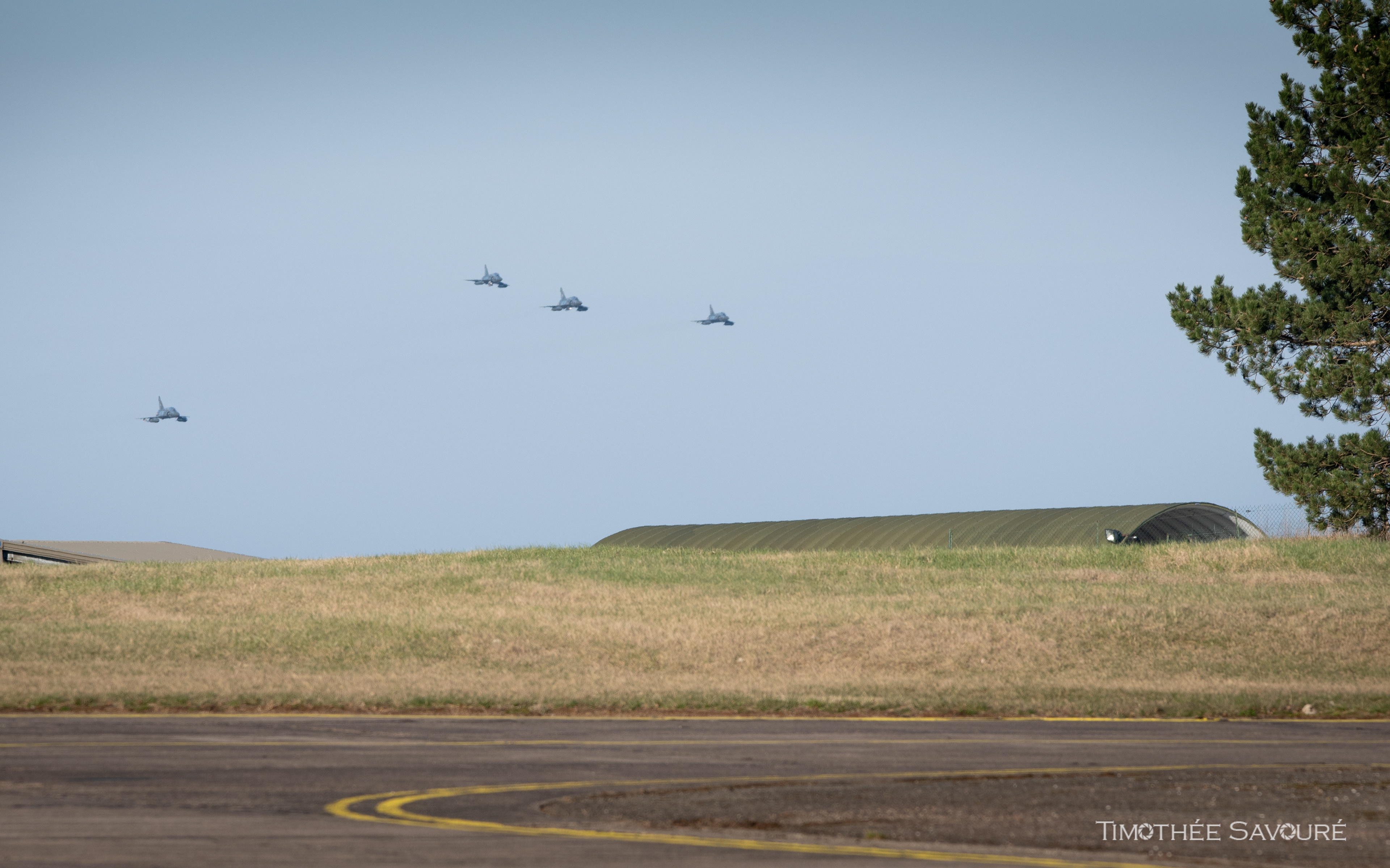 Tactical break arrival for those 4 Mirage 2000D