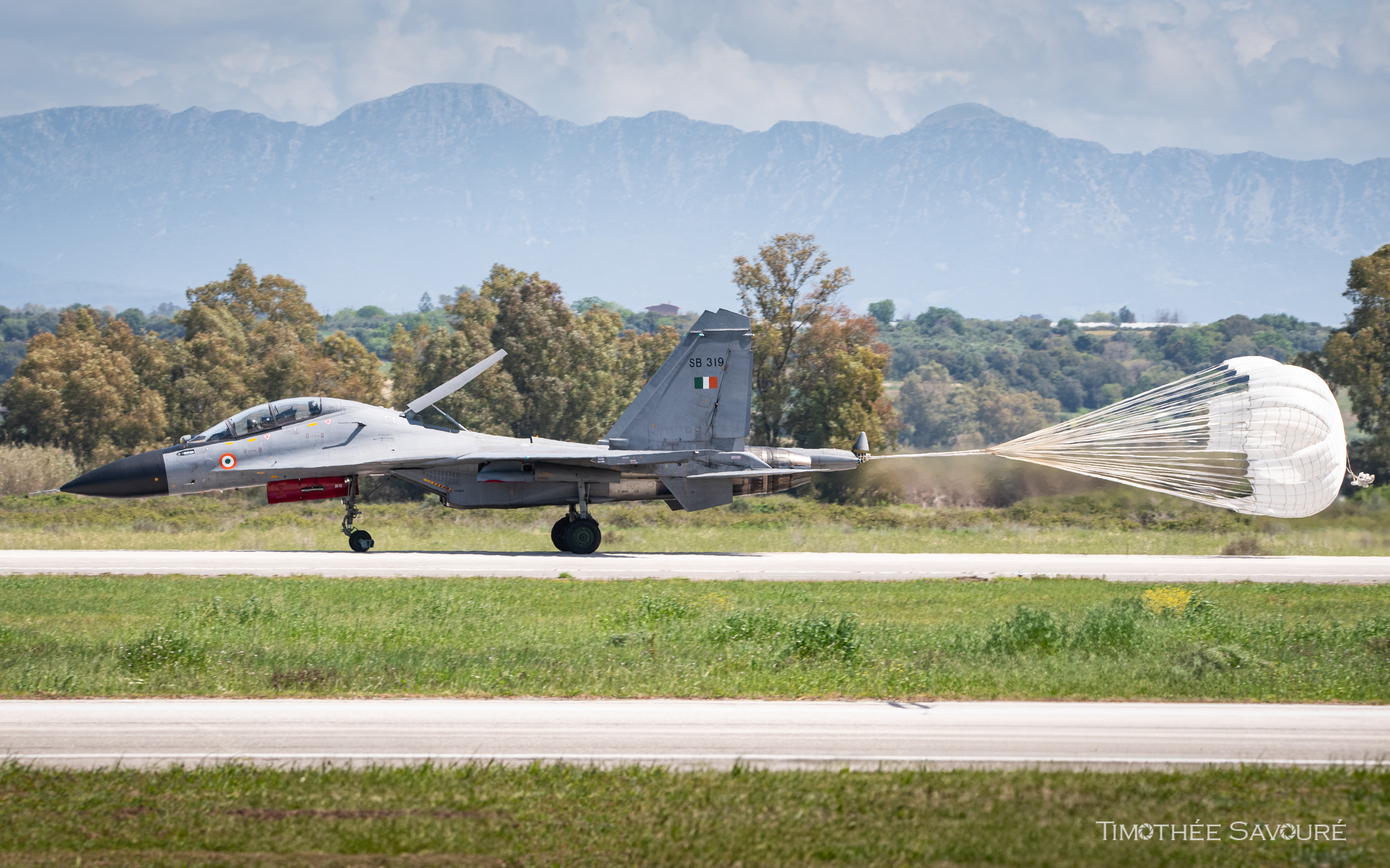 Indian Air Force Sukhoi Su-30MKI deploying its drag chutes upon landing | SB319