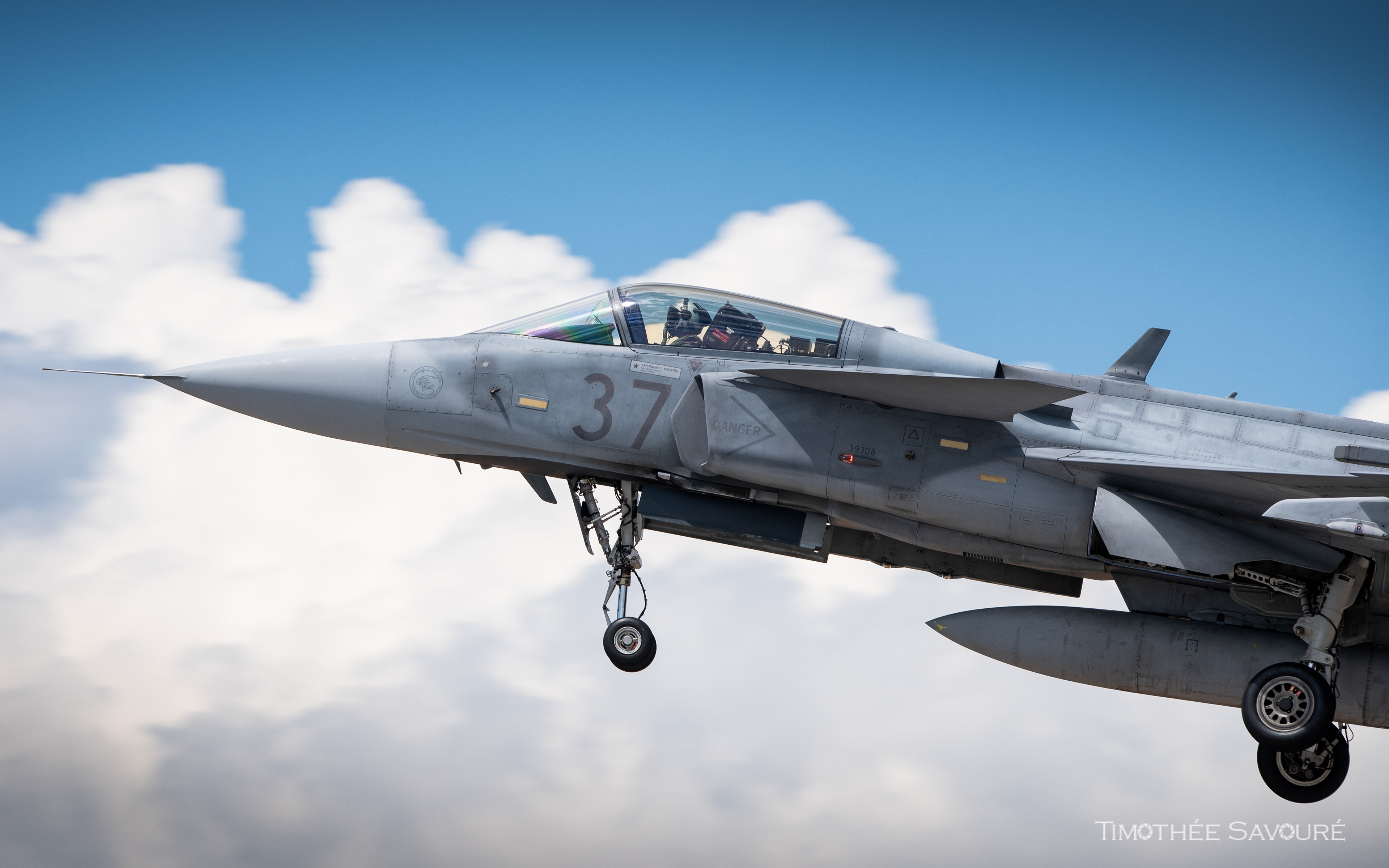Hungarian Air Force JAS-39 Gripen blasting-off from Graf Ignatievo