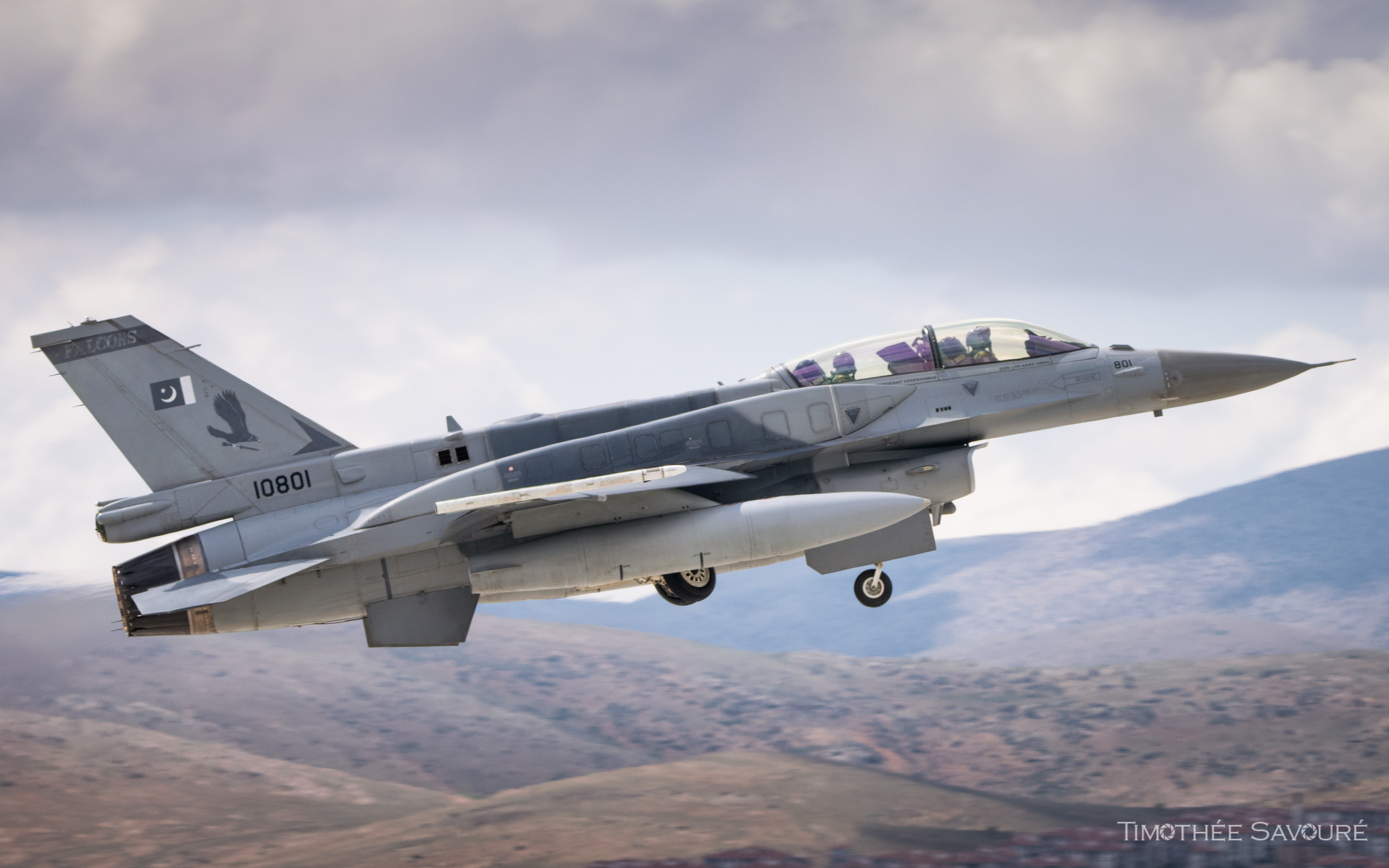 Pakistan Air Force F-16D taking-off
