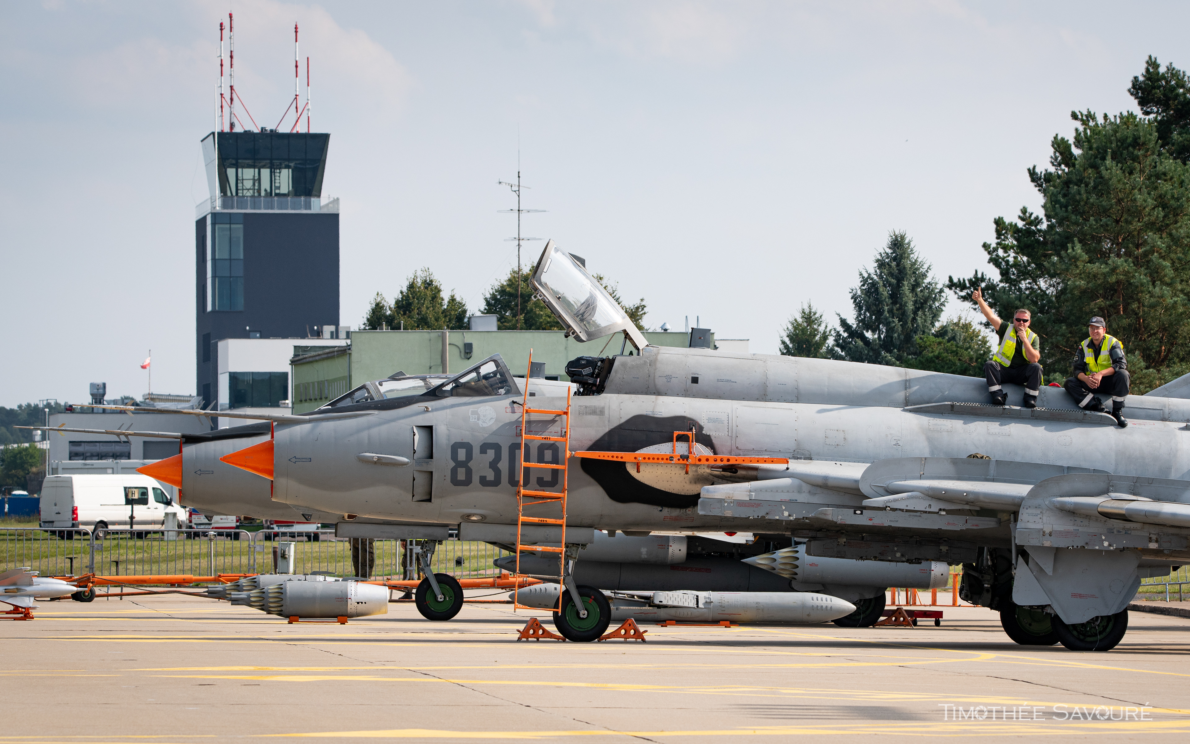 Ground crews enjoying the last days of operation for the Su-22