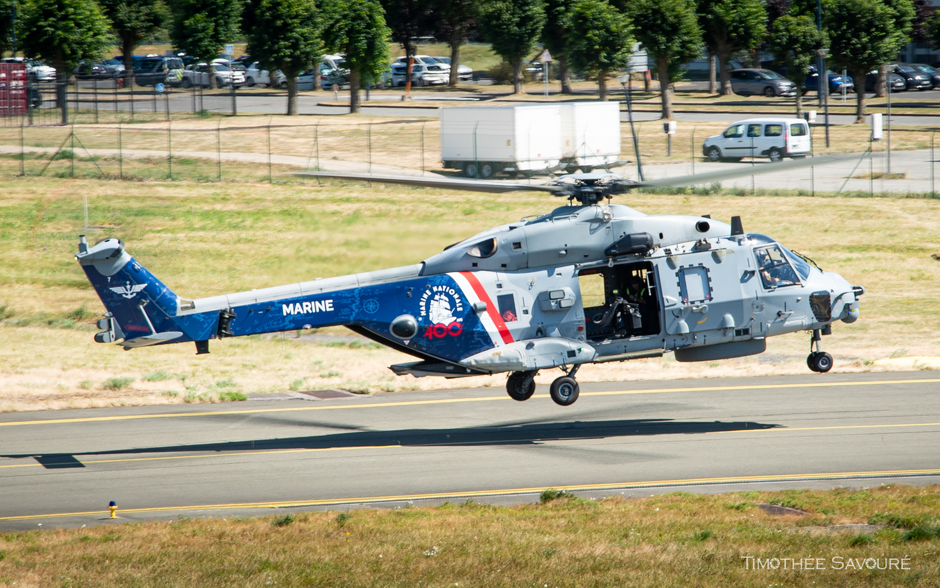 NH-90 Caïman "400 ans Marine" landing in Villacoublay
