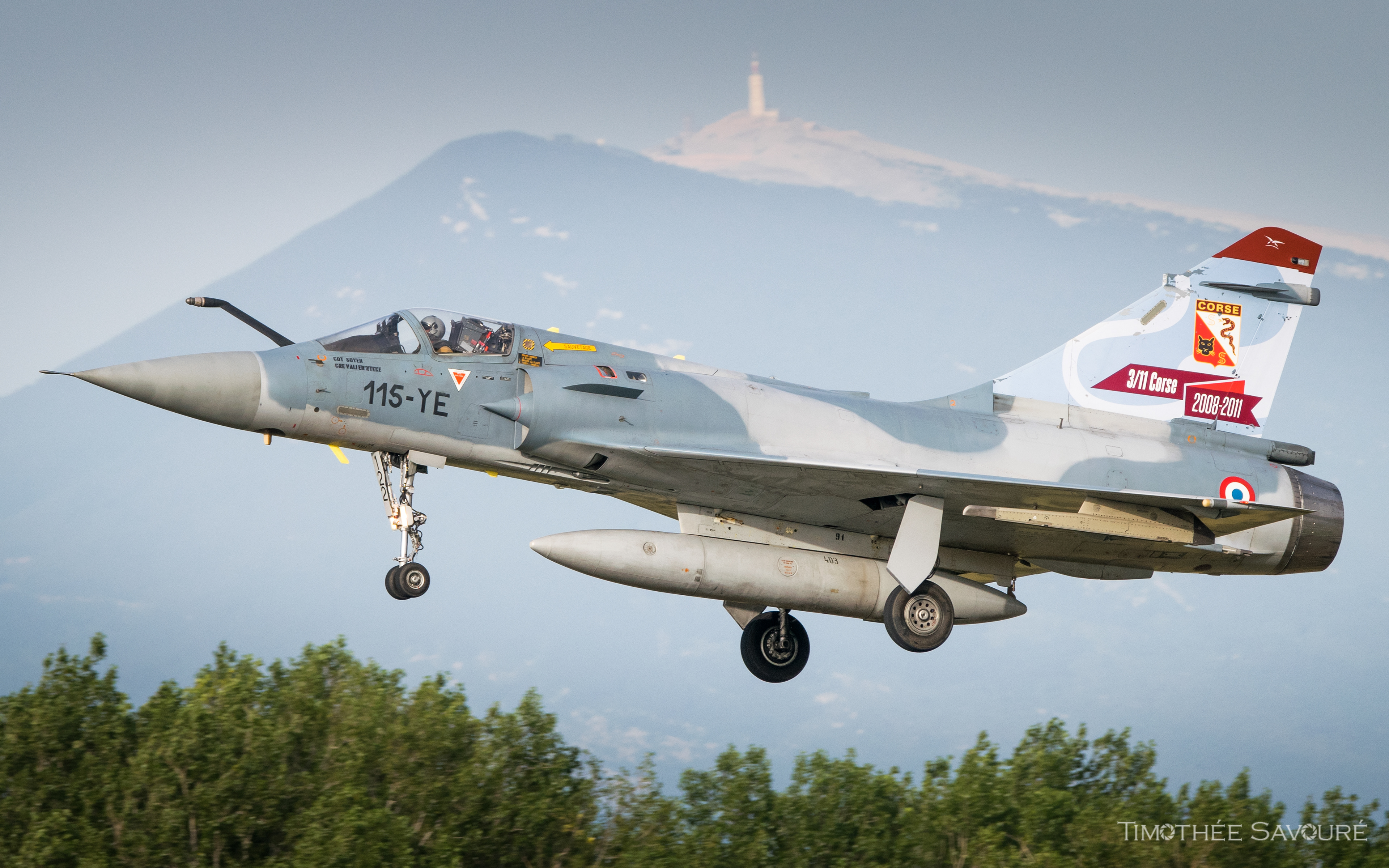 Mirage 2000C n°122 landing in Orange (Mont Ventoux in the background)