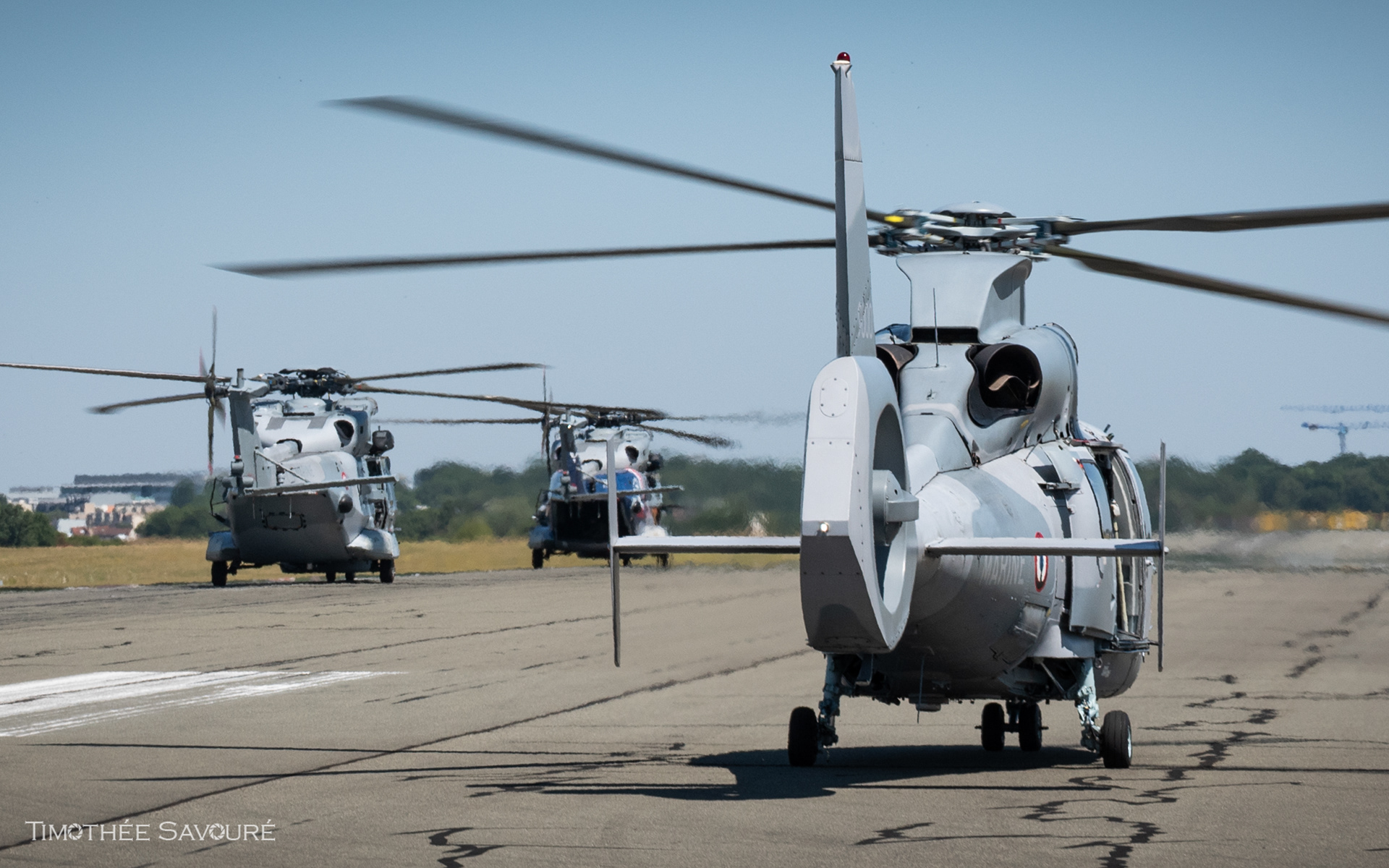 Cyclone formation lined up on Villacoublay runway 09