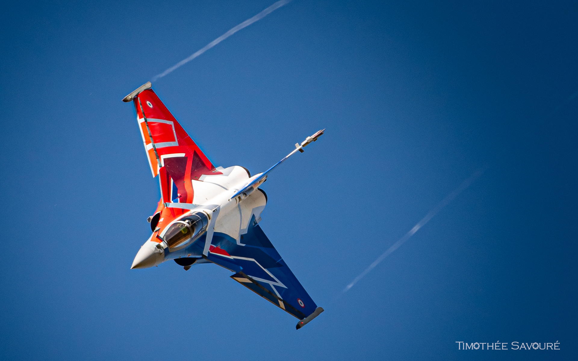 Rafale Solo Display in full thunder above Albert