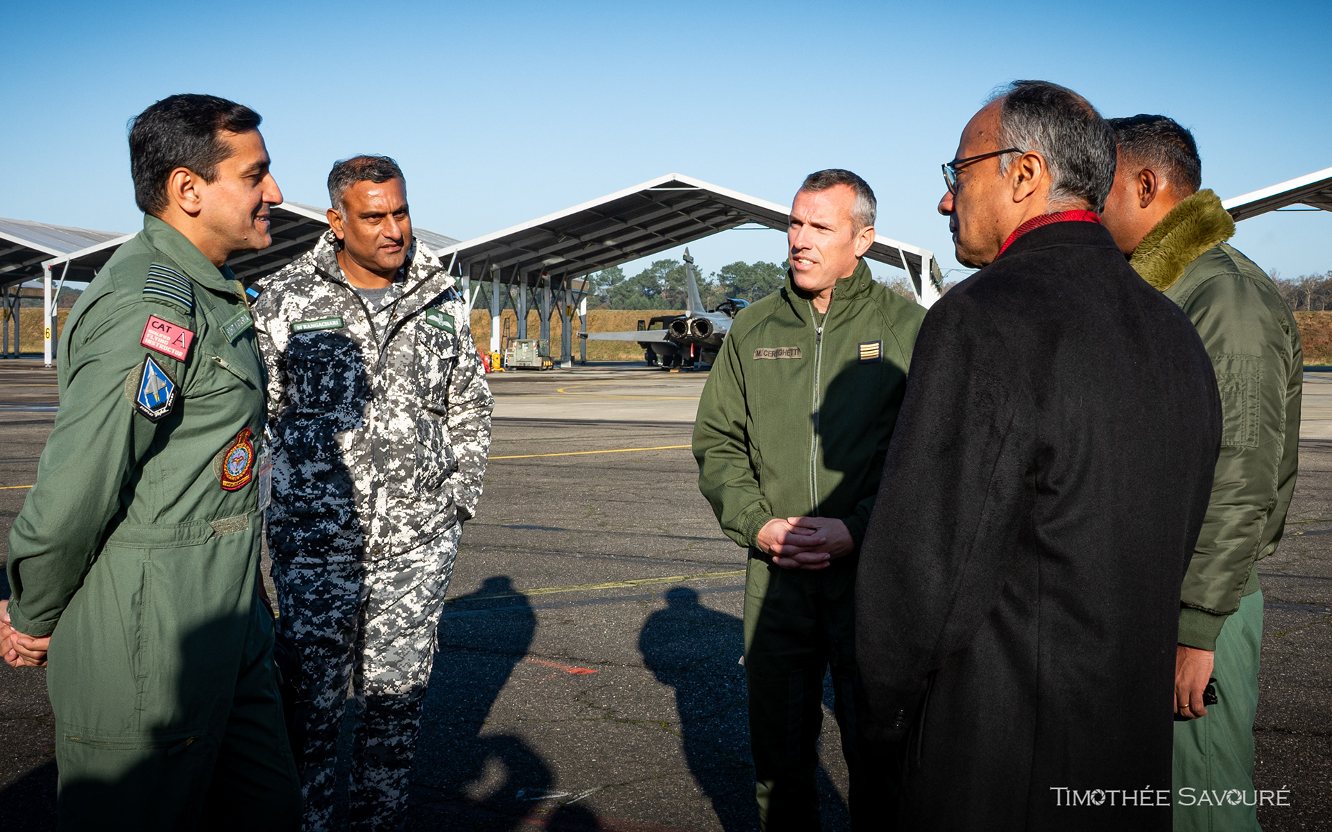 Mr Sanjeev Singla with French and Indian Air Force crews on BA118 flightline