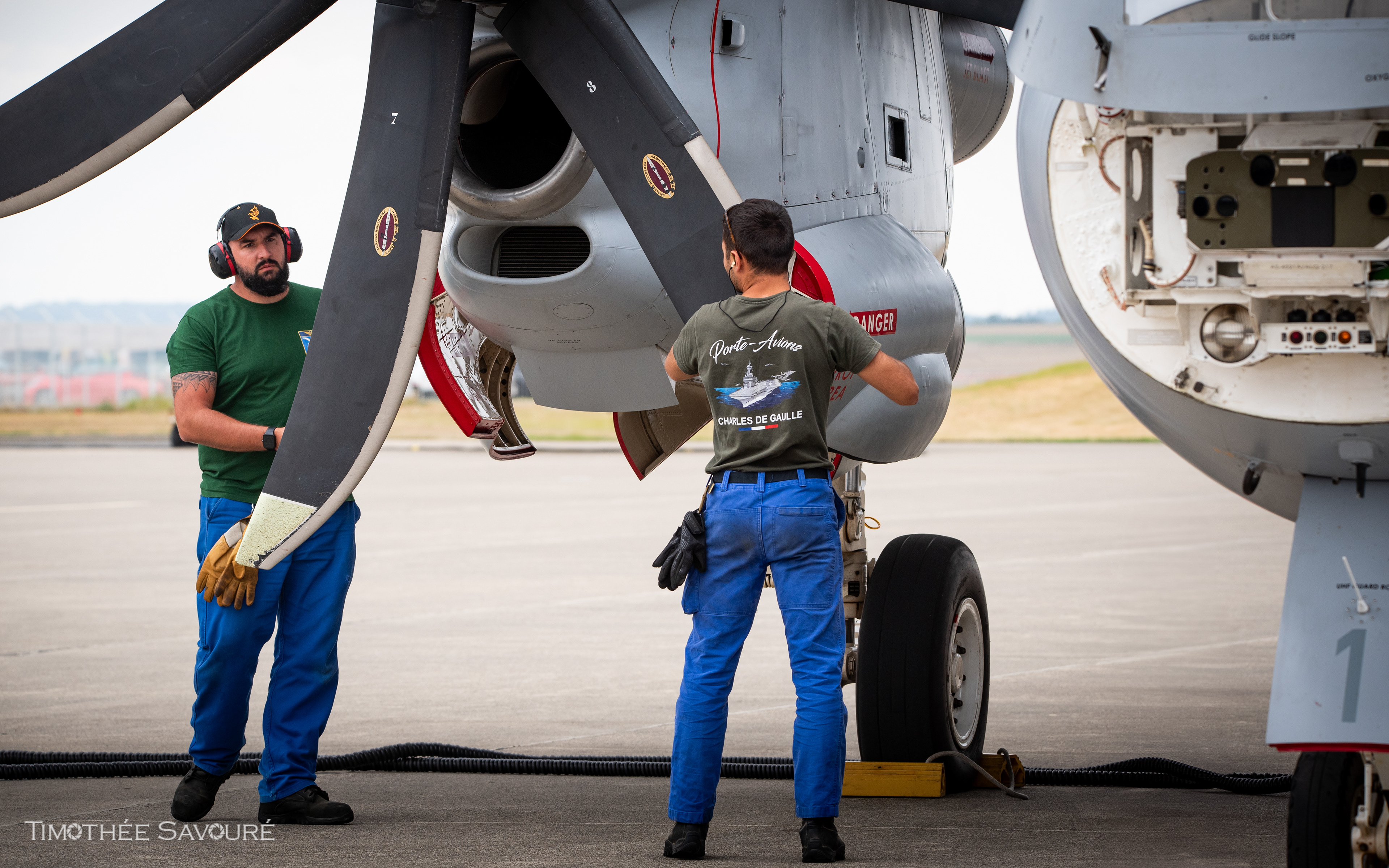 French Navy Flotille 4F mechanics doing pre-flight checks on the Hawkeye before the demo