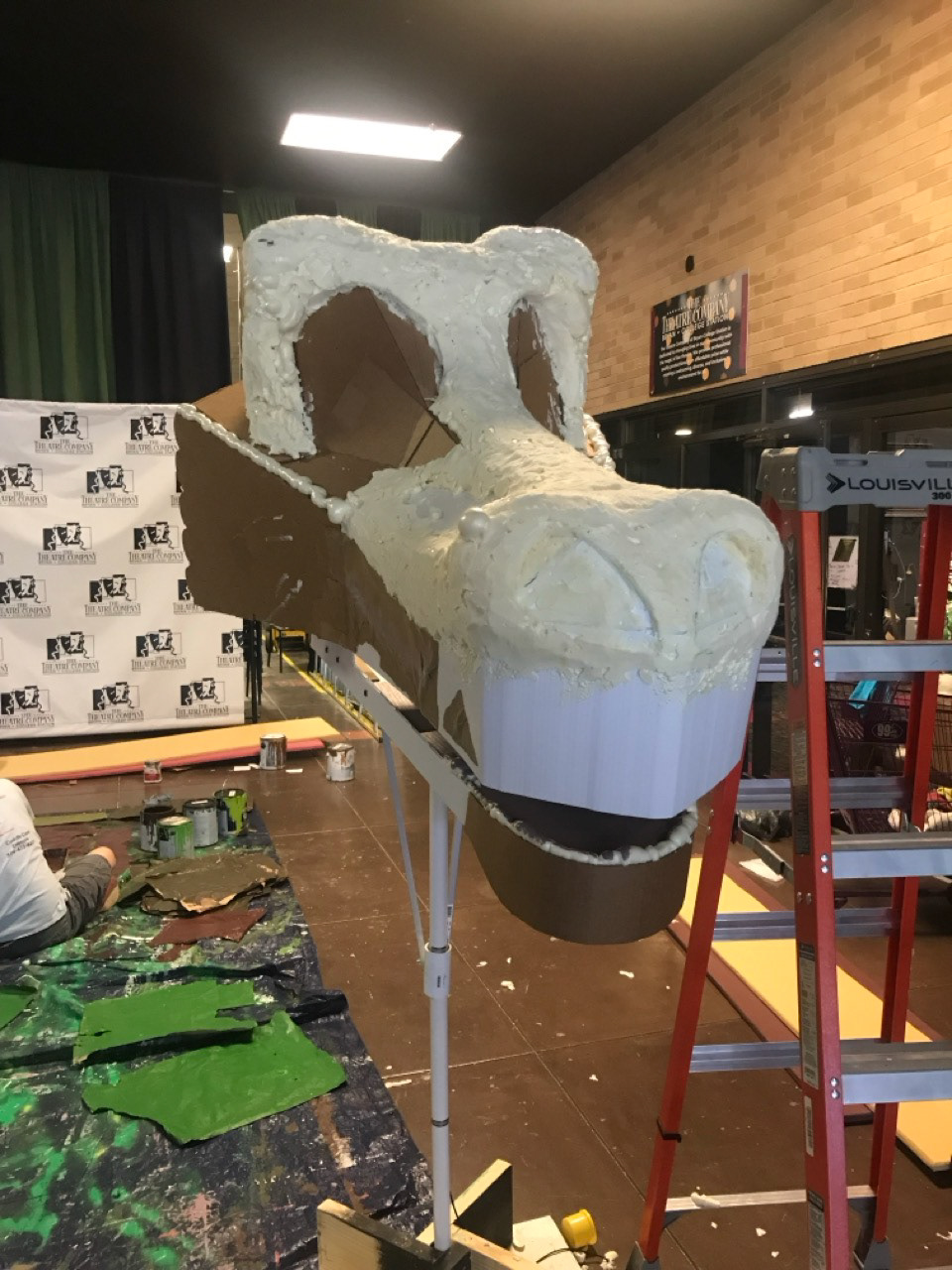Sculpting spray foam