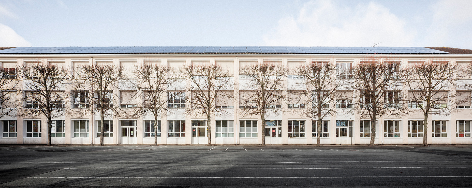 Groupe Scolaire Les Bons Raisins - Vue de la façade principale et des panneaux photovoltaïques