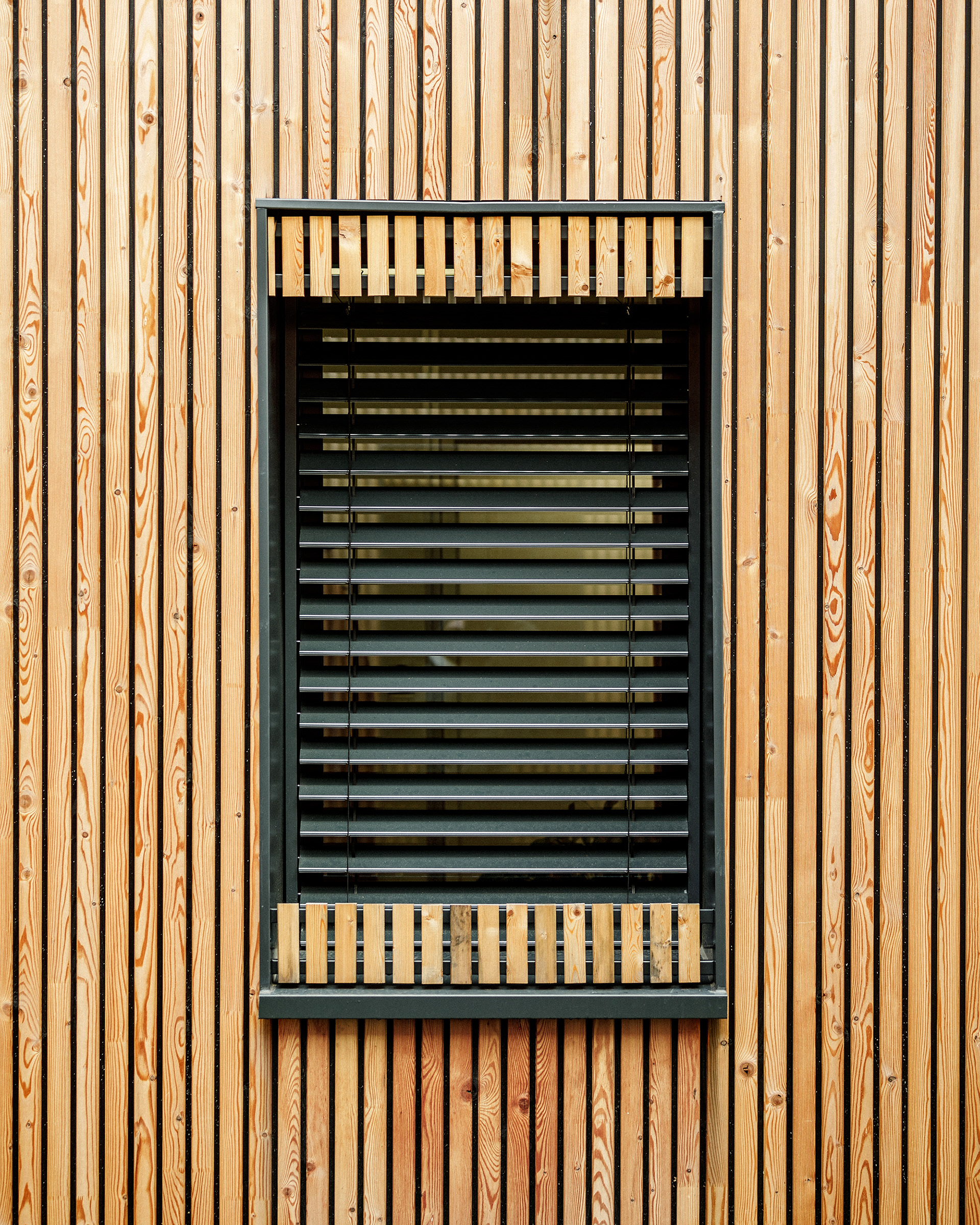 Détail sur les lambrequin et garde-corps du patio