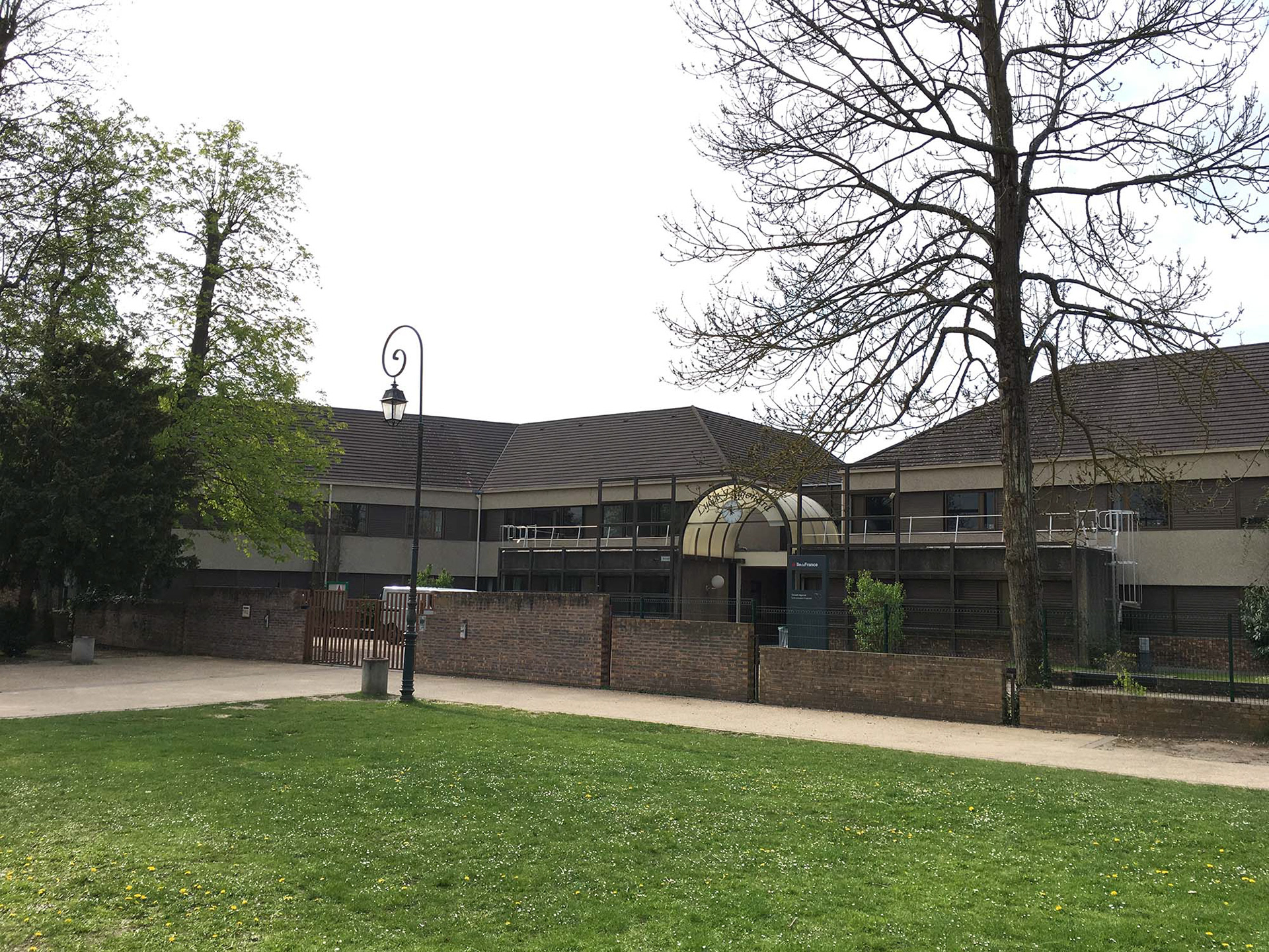 Vue d'ensemble vers l'entrée avant travaux