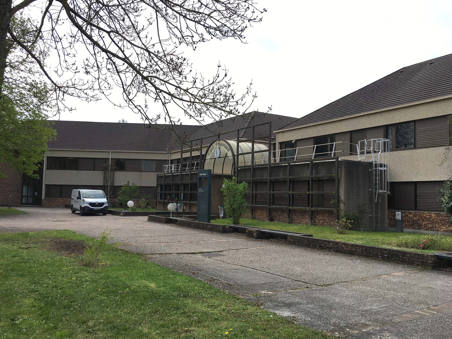 Vue de l'entrée principale avant travaux