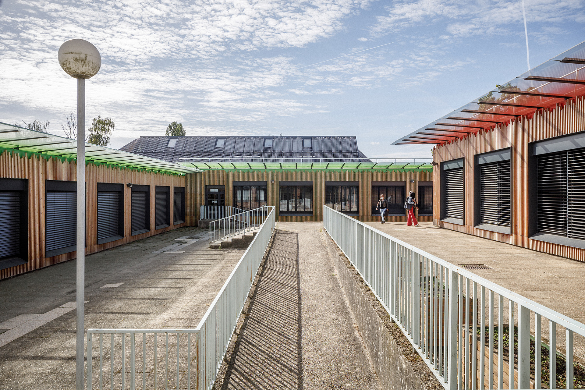 Vue vers le bâtiment E et le CDI