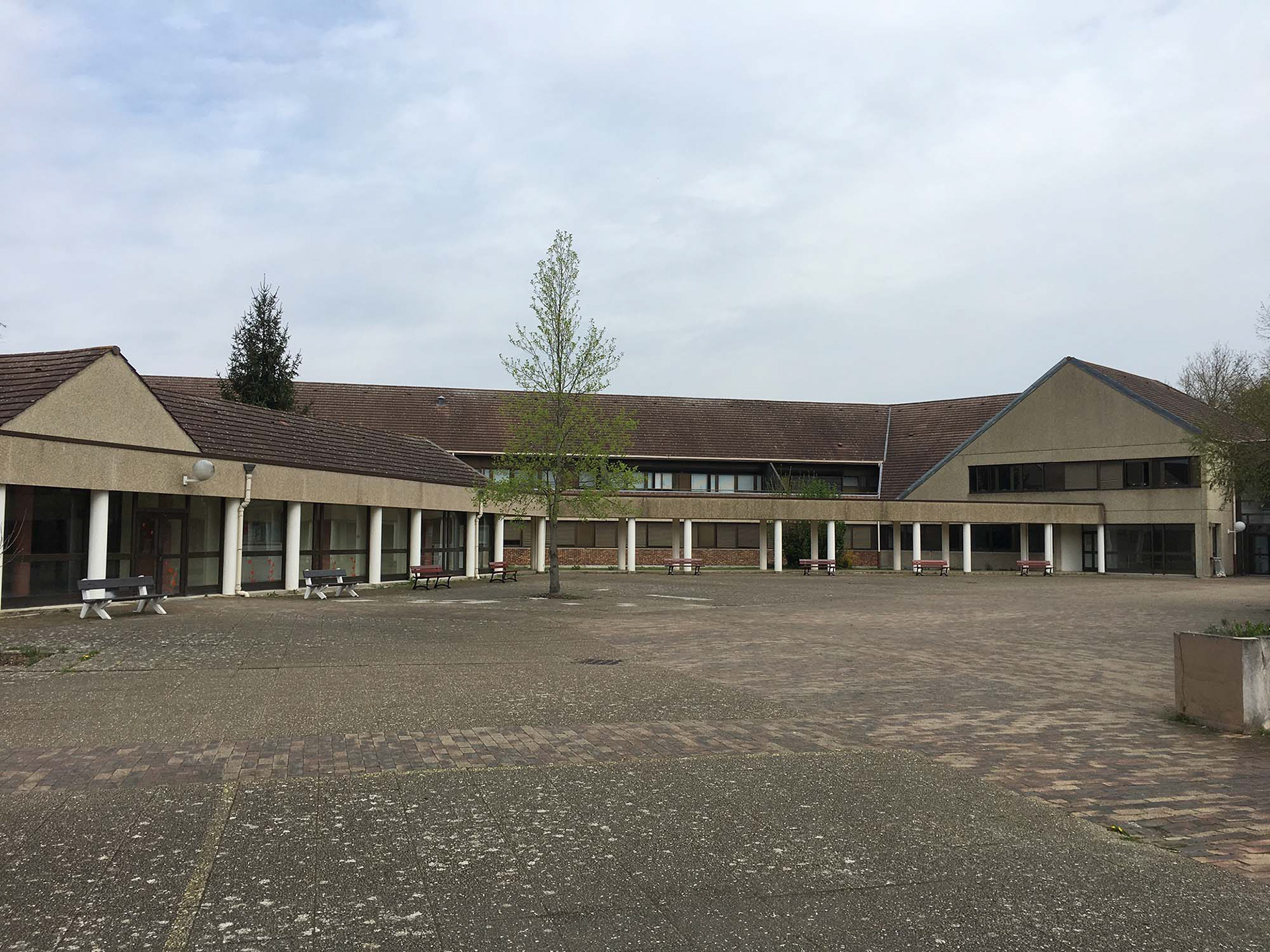 Vue de la cour principale avant travaux