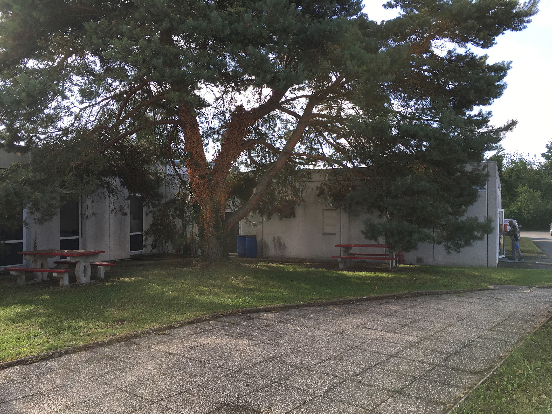 Vue ver le patio du bâtiment E avant travaux