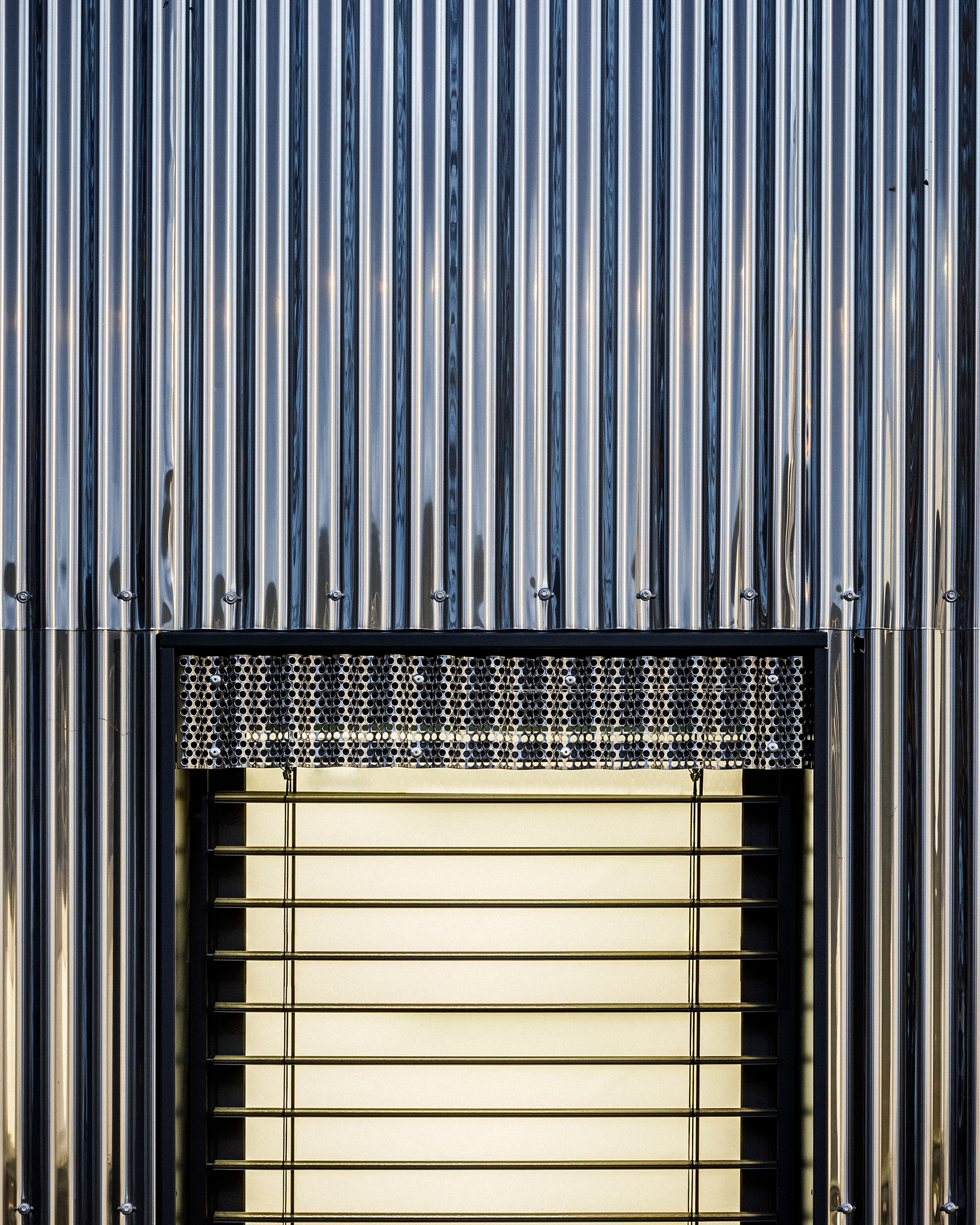 Détail de lambrequin en acier inoxydable perforé