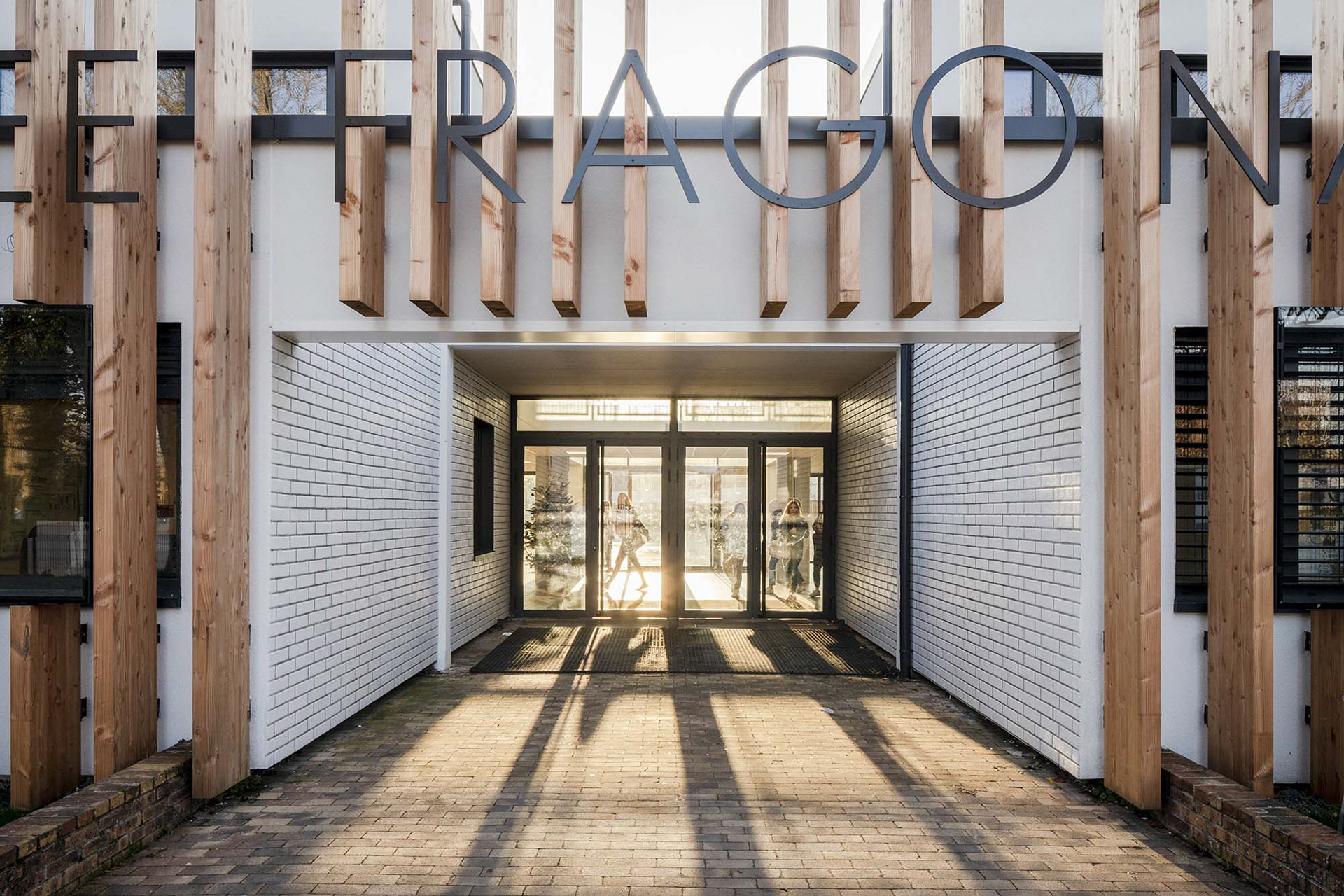 Vue de l'entrée vers la cour