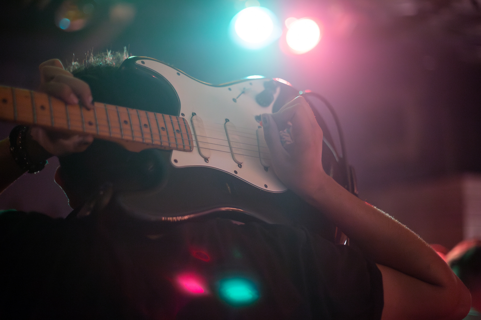 Paul Aguilera with the no look shred at VLHS || ©Adrian Huerta