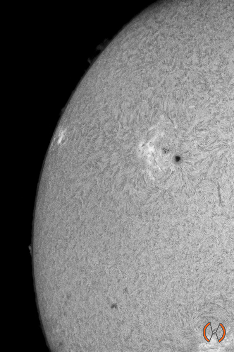 2022 - De Zon in Hydrogen Alpha licht met zonnevlek AR3057