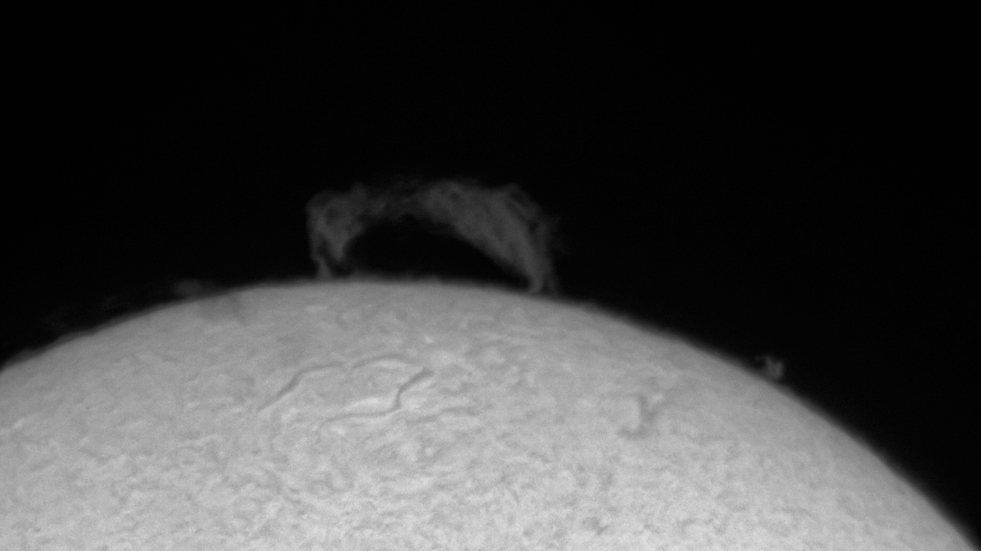 2022 - Slow Motion van de Zon in Hydrogen Alpha licht met passerend vliegtuig